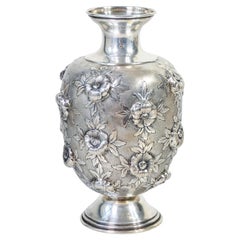 Vaso stile liberty in argento 800 con decorazione floreale. Italia, Primo 1900