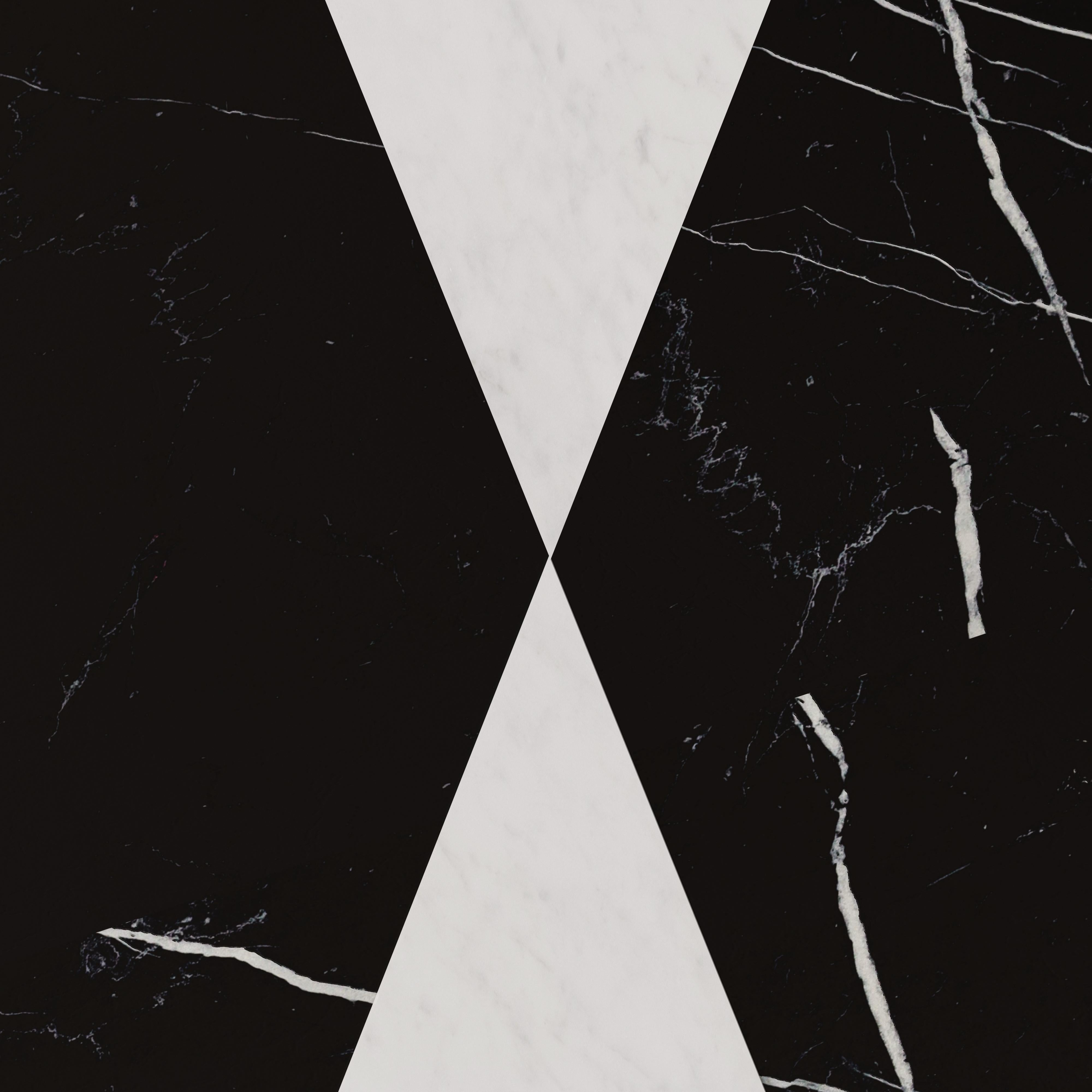 Dreieckige Vase aus weißem Carrara-Marmor und schwarzem Marquina von Carcino Design im Angebot 4