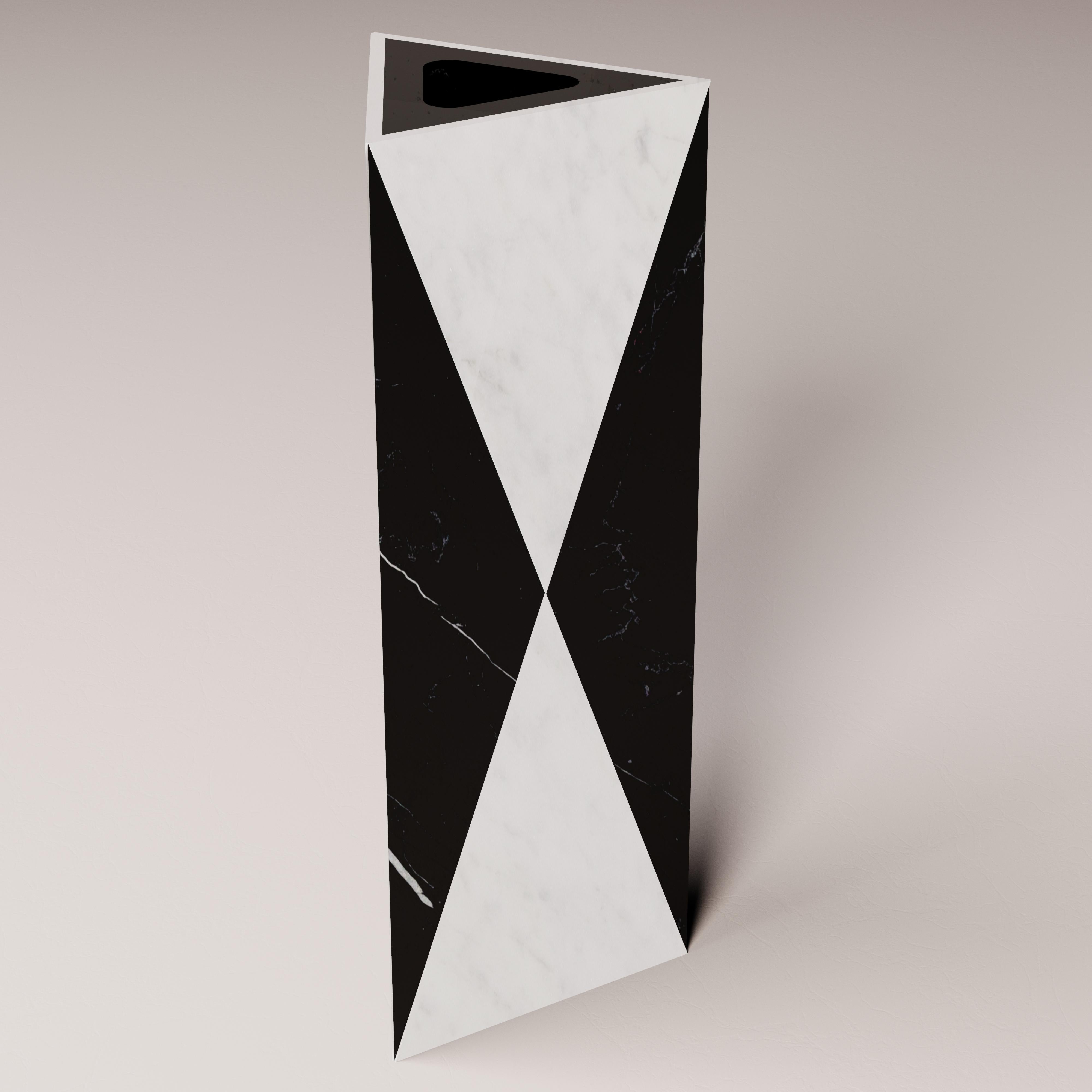 Triangular Vase in White Carrara Marble and Black Marquina by Carcino Design In New Condition For Sale In Treviso, IT