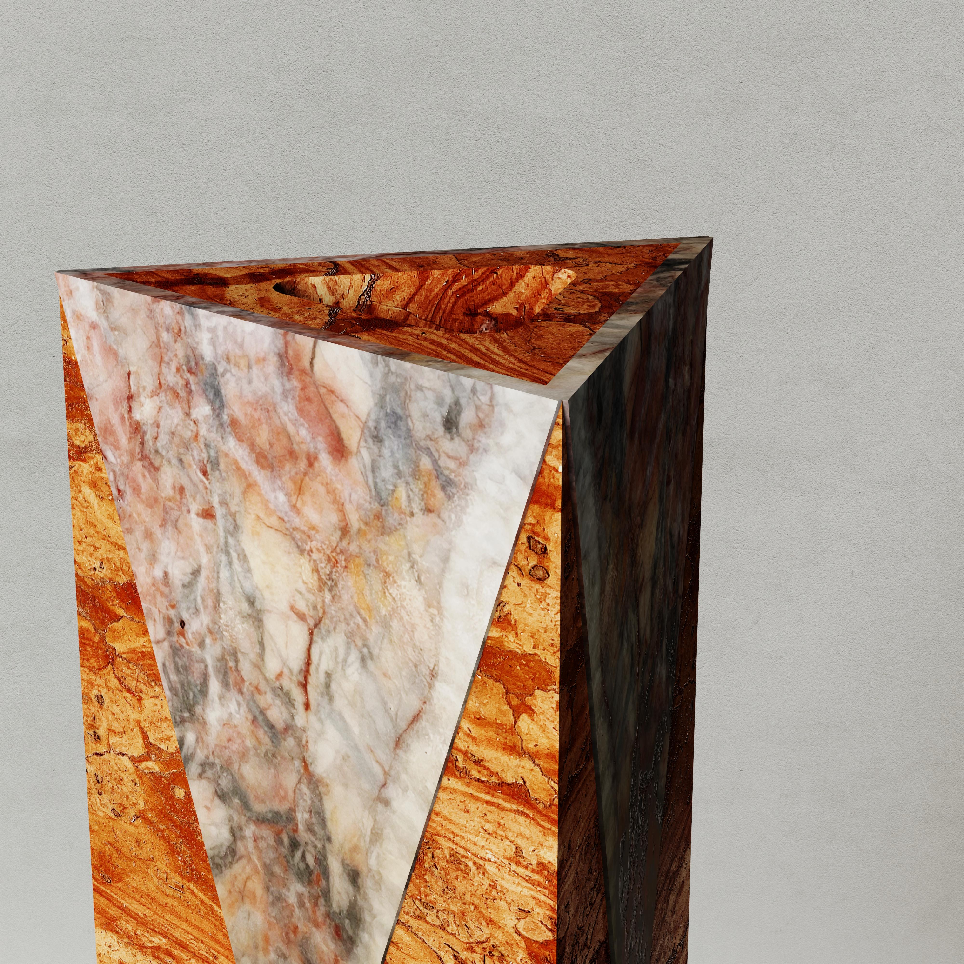 Triangular vase in Asiago Red Marble and Fior di Pesco Carnico In New Condition For Sale In Treviso, IT