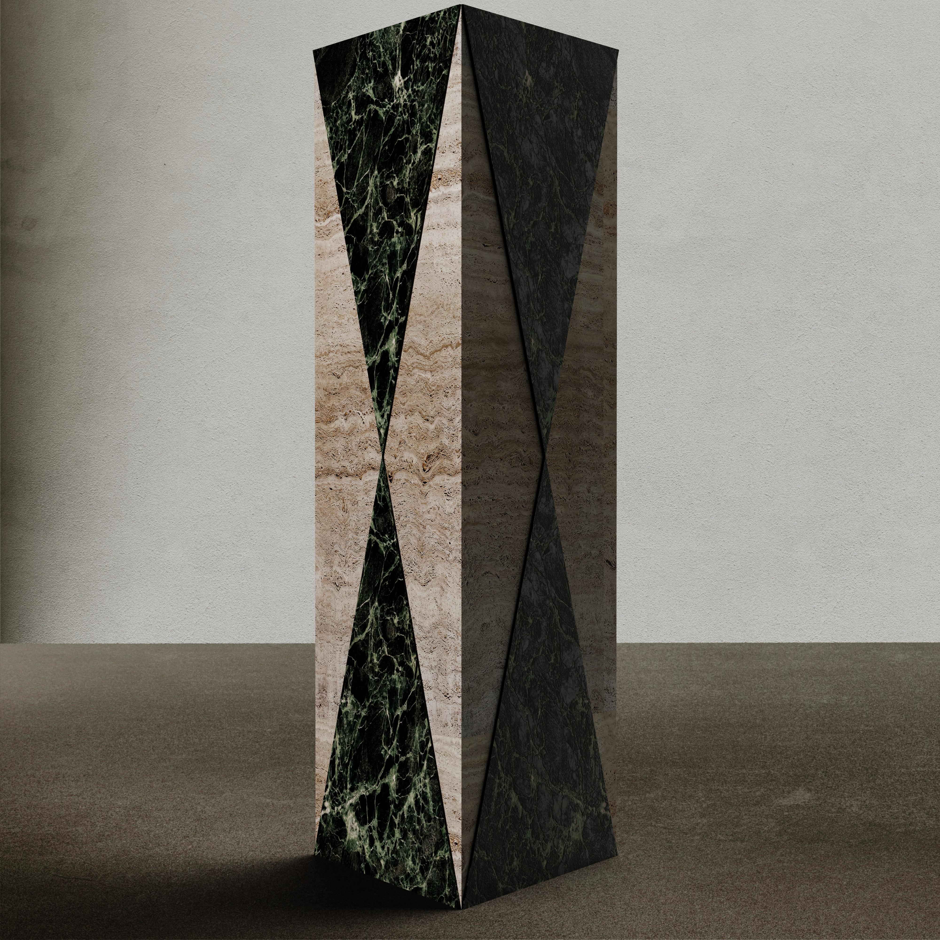Dreieckige Vase aus Travertin und alpengrünem Marmor (Italian) im Angebot