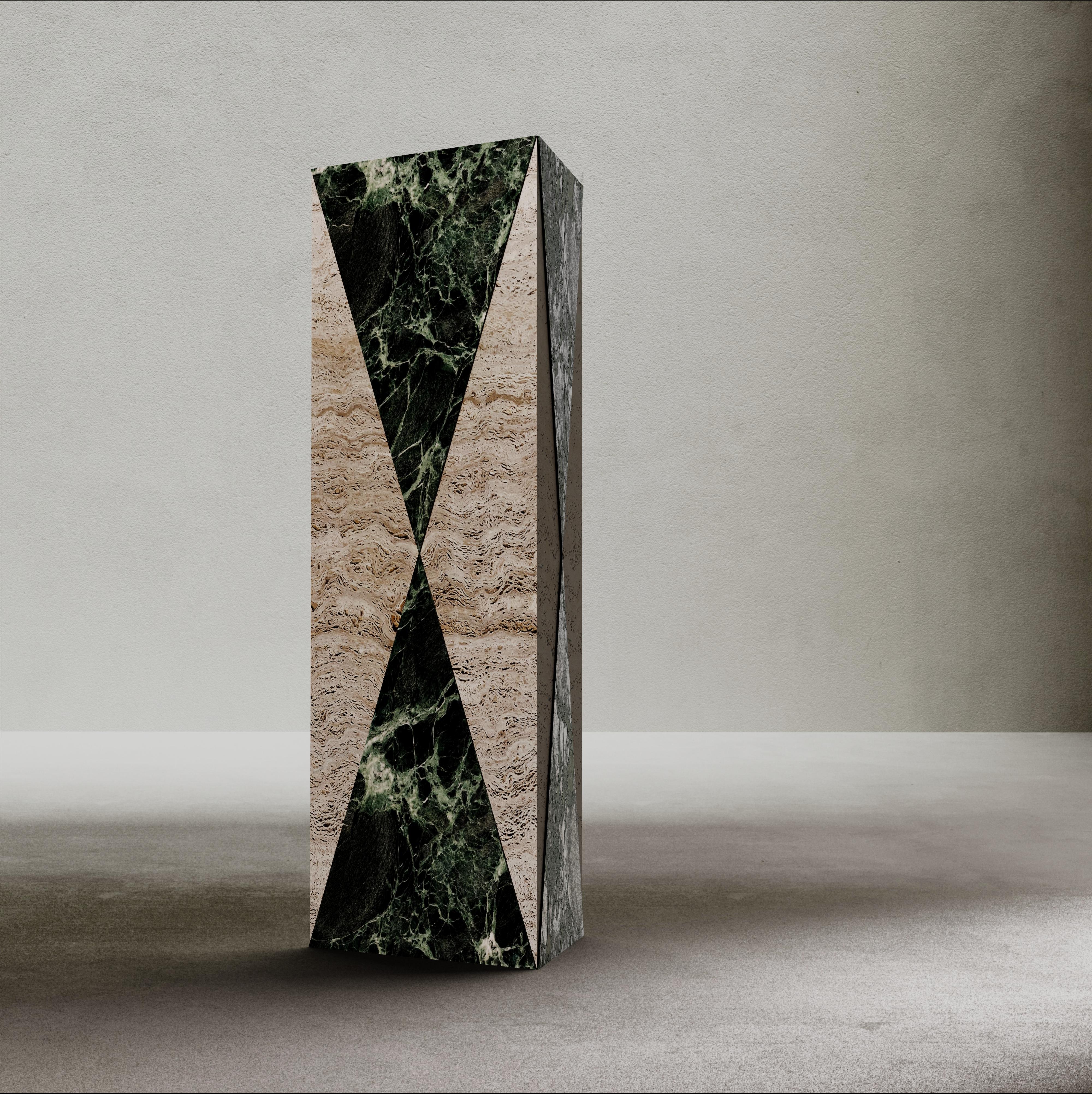 Dreieckige Vase aus Travertin und alpengrünem Marmor im Zustand „Neu“ im Angebot in Treviso, IT