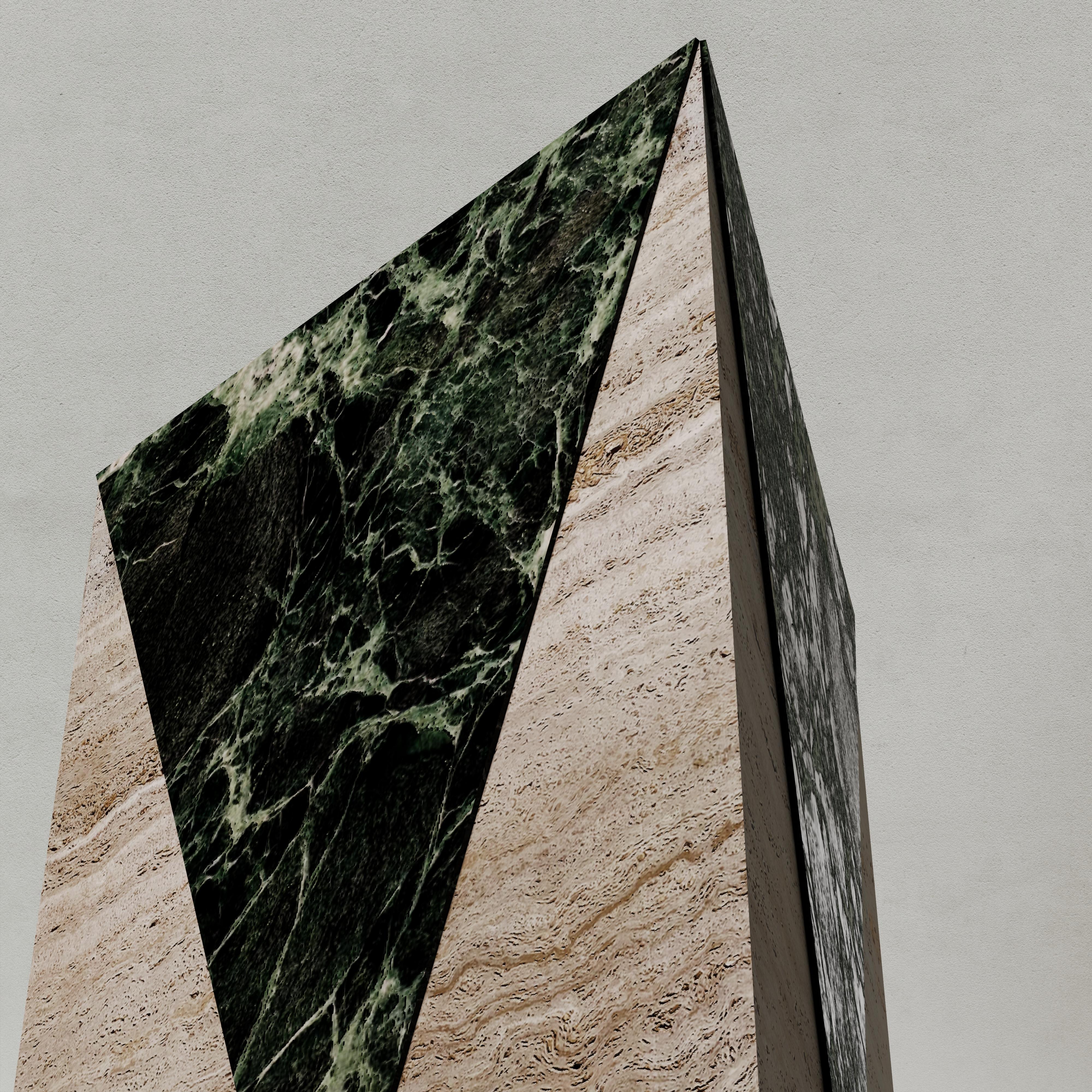 Dreieckige Vase aus Travertin und alpengrünem Marmor (Zeitgenössisch) im Angebot