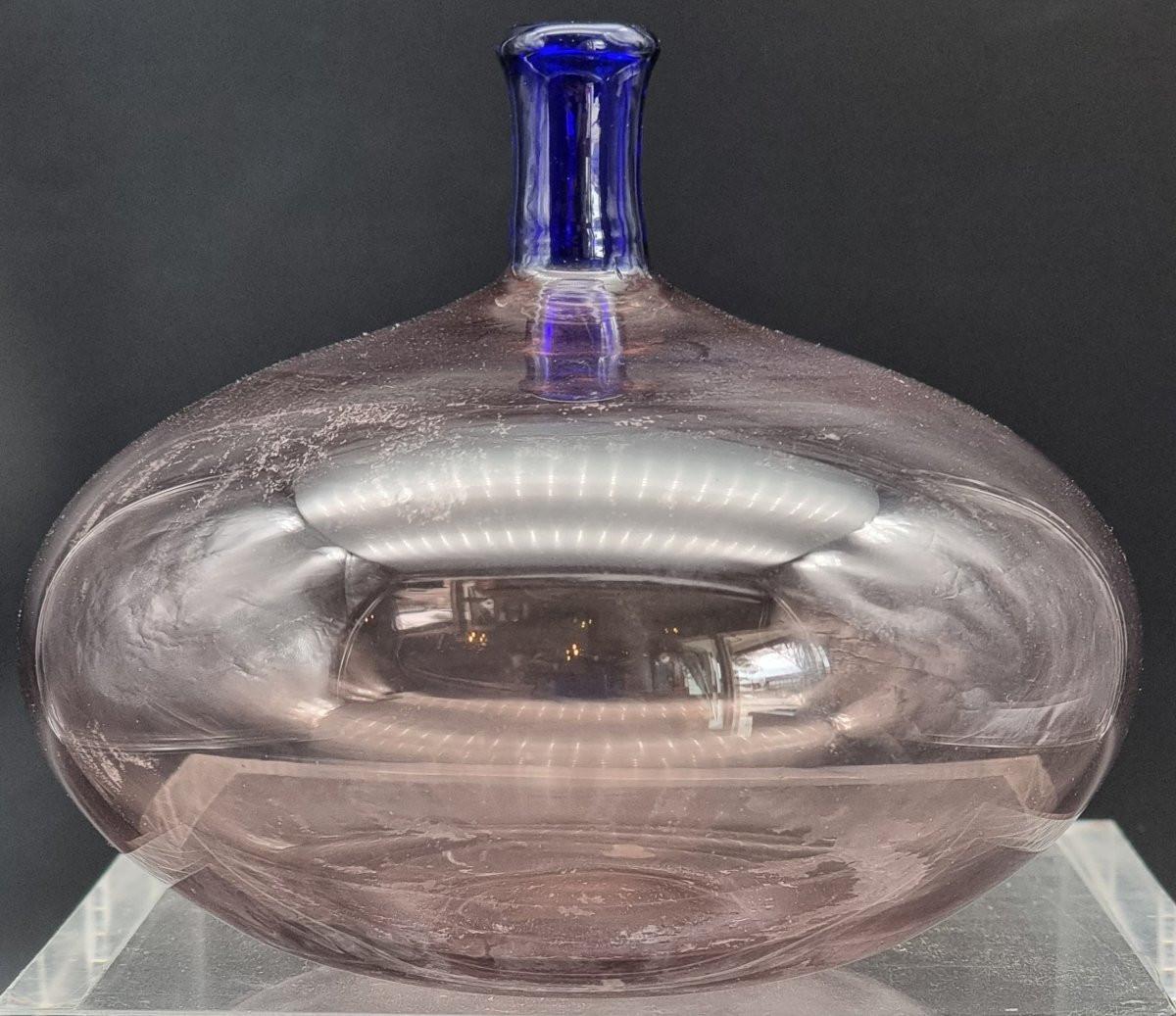 Elegante jarrón de cristal soplado de Murano, producción Venini, con la firma grabada en la base 
