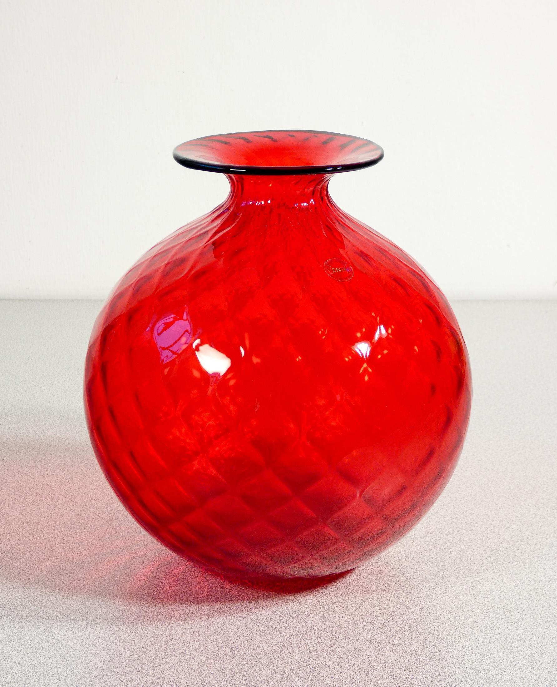 Vaso VENINI
Monofiore
(rosso, grande)
in vetro soffiato
lavorazione balloton.

ORIGINE
Murano

PERIODO
2015

MARCA
VENINI

MODELLO
Monofiore
(rosso, grande)

MATERIALI
Vetro soffiato di Murano, lavorazione balloton

DIMENSIONI
H 23 cm
Ø 20.5