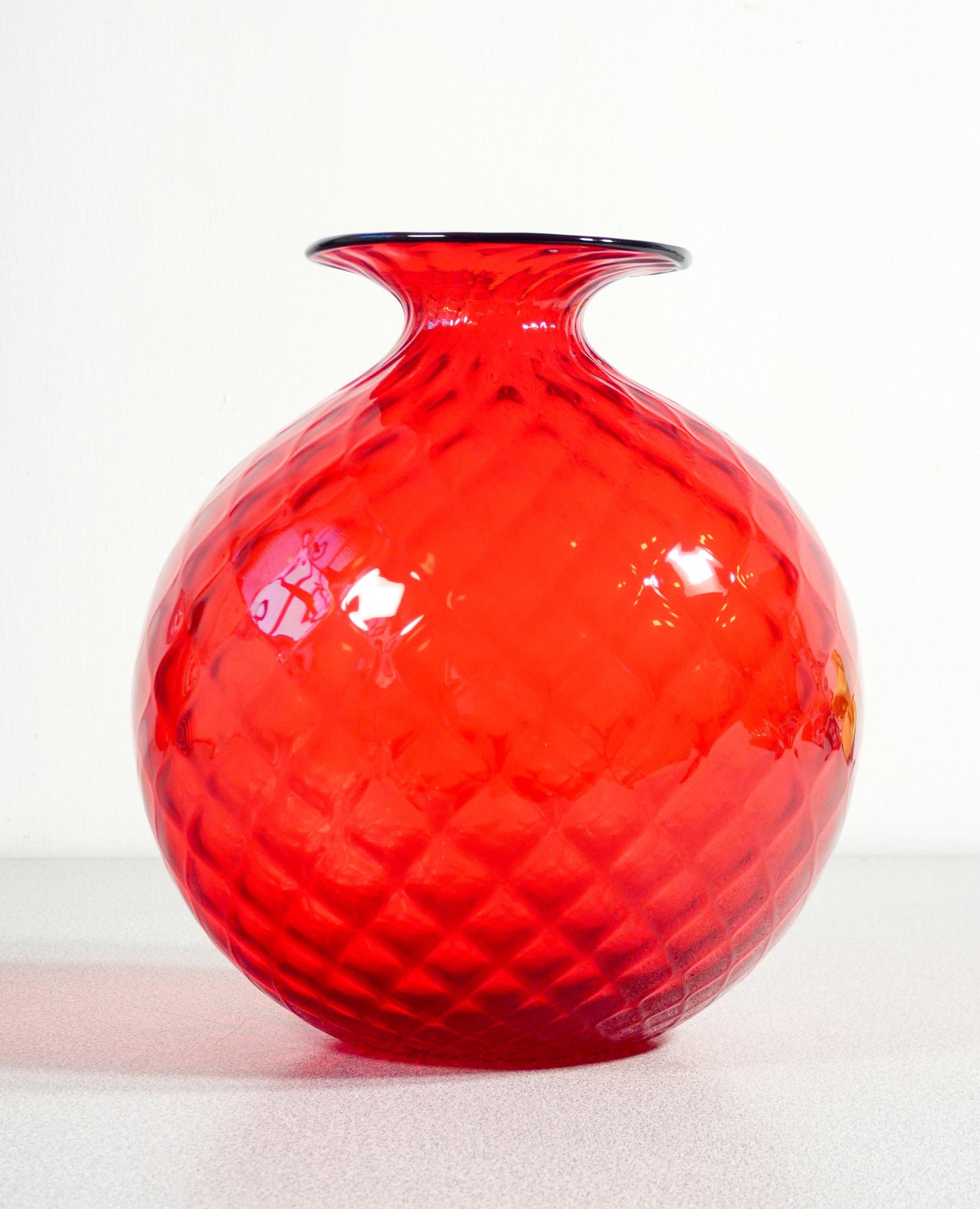 Italian Vaso VENINI Monofiore rosso, in vetro soffiato Balloton. Murano, 2015 in vendita