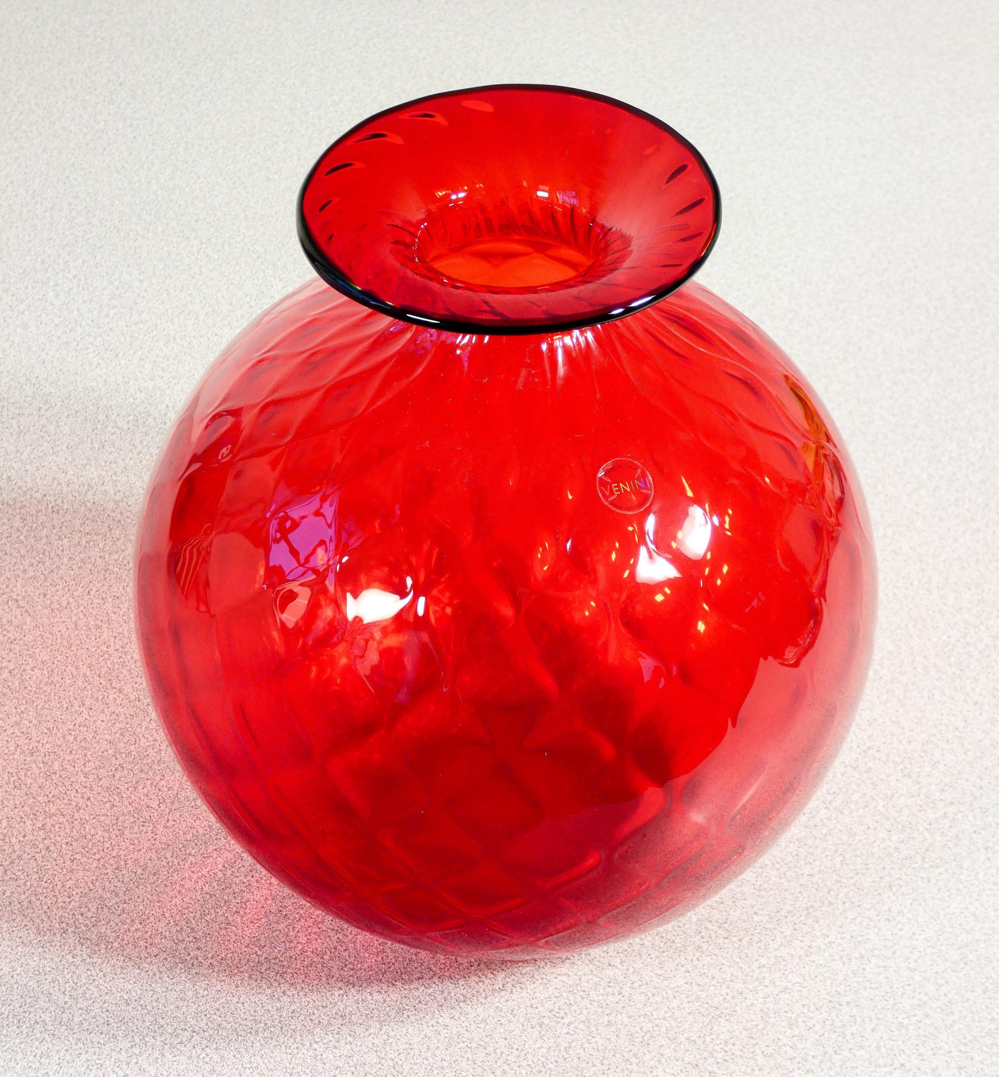 Vaso VENINI Monofiore rosso, in vetro soffiato Balloton. Murano, 2015 In condizioni ottime in vendita a Torino, IT