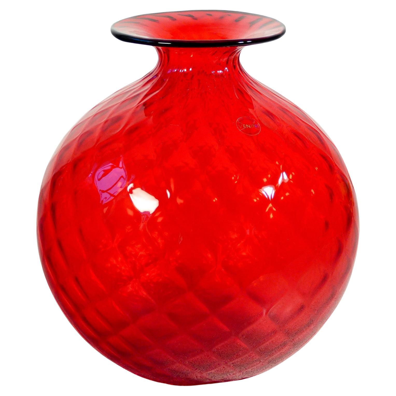 Vaso VENINI Monofiore rosso, in vetro soffiato Balloton. Murano, 2015 in vendita