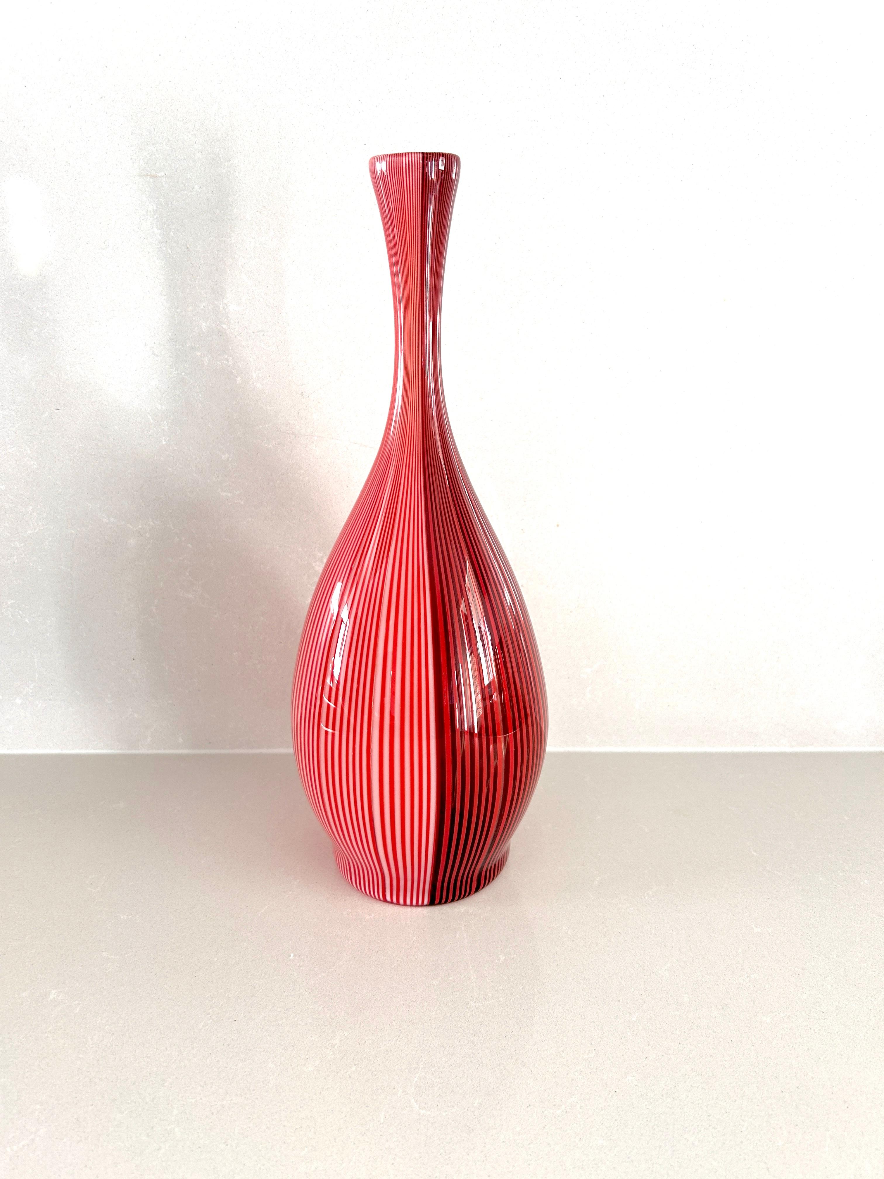 Eine schöne und seltene flaschenförmige Vase aus der Serie 'shiny fabric' in der Farbe antikrot aus dem künstlerischen Schaffen von Carlo Scarpa. Vase aus mundgeblasenem Glas, gearbeitet mit zweifarbigen, filigranen Bändern: ein Stoff, der gefaltet