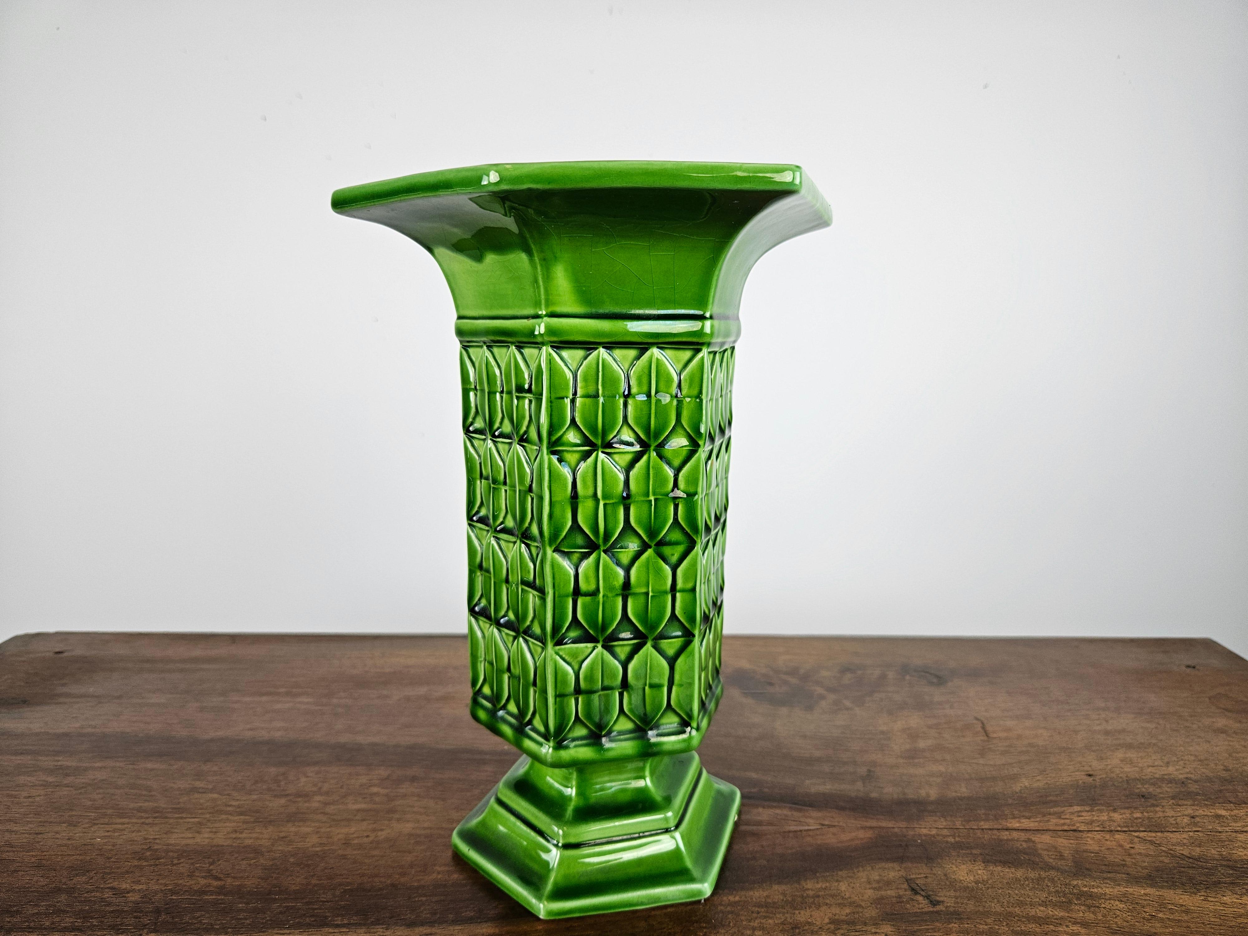 Vase vert en céramique de Bassano, fabrication italienne de haute qualité.

Il présente deux petits éclats comme le montre la photo.