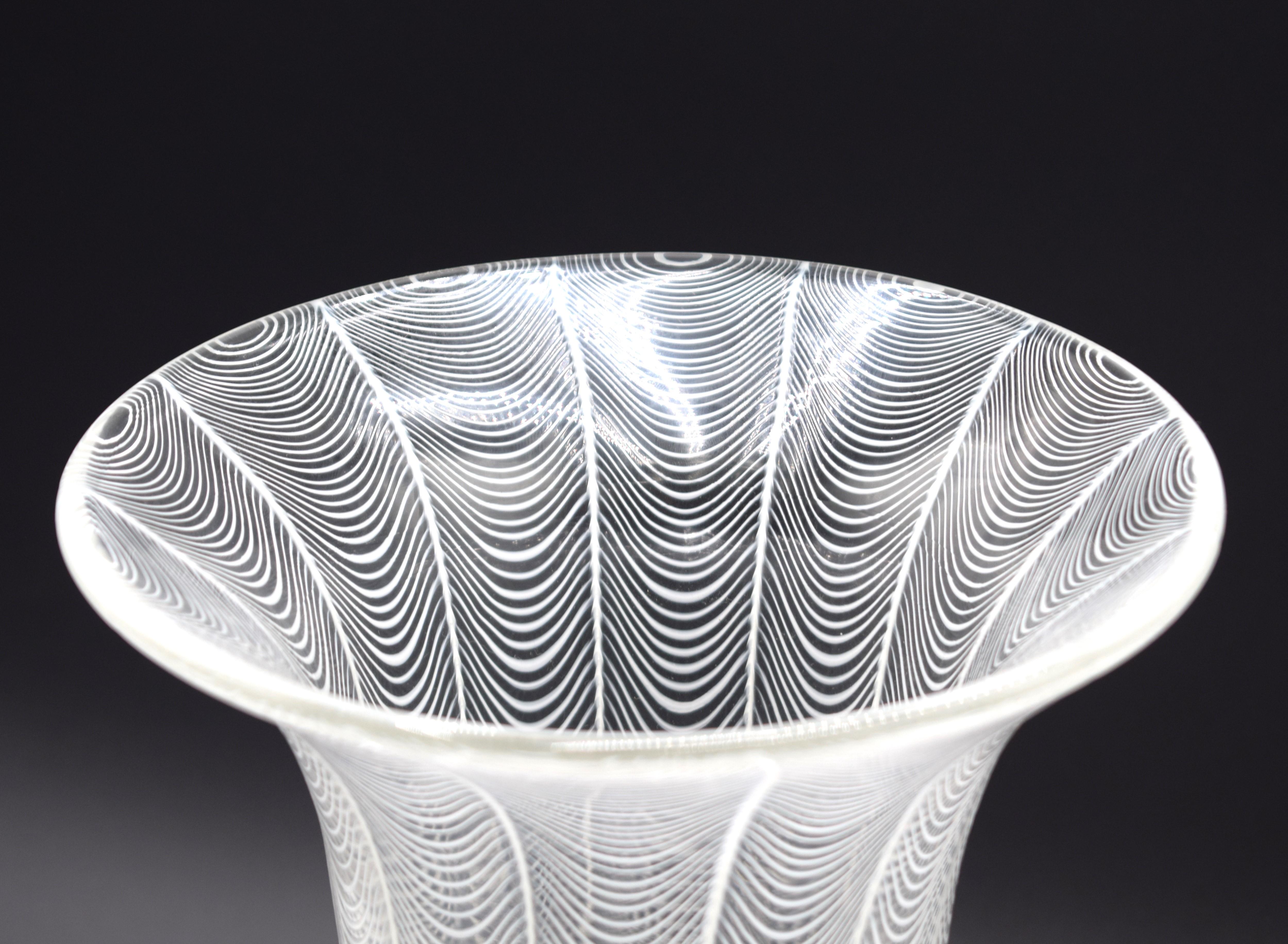 Vaso in vetro  di Murano di Licio Zanetti, produzione anni '70 circa.
Ottime condizioni, nessuna rottura o mancanza, vedere foto.
Dimensioni: H= 35 cm; D= 23 cm.
Si garantisce imballaggio professionale e spedizione sicura in tutto il mondo.