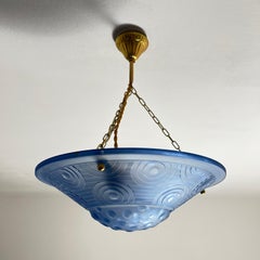 Vasque en verre pressé bleu a motifs géométriques Art Deco France 1930