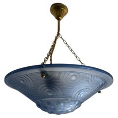 Vasque en verre pressé bleu a motifs géométriques Art Deco France 1930