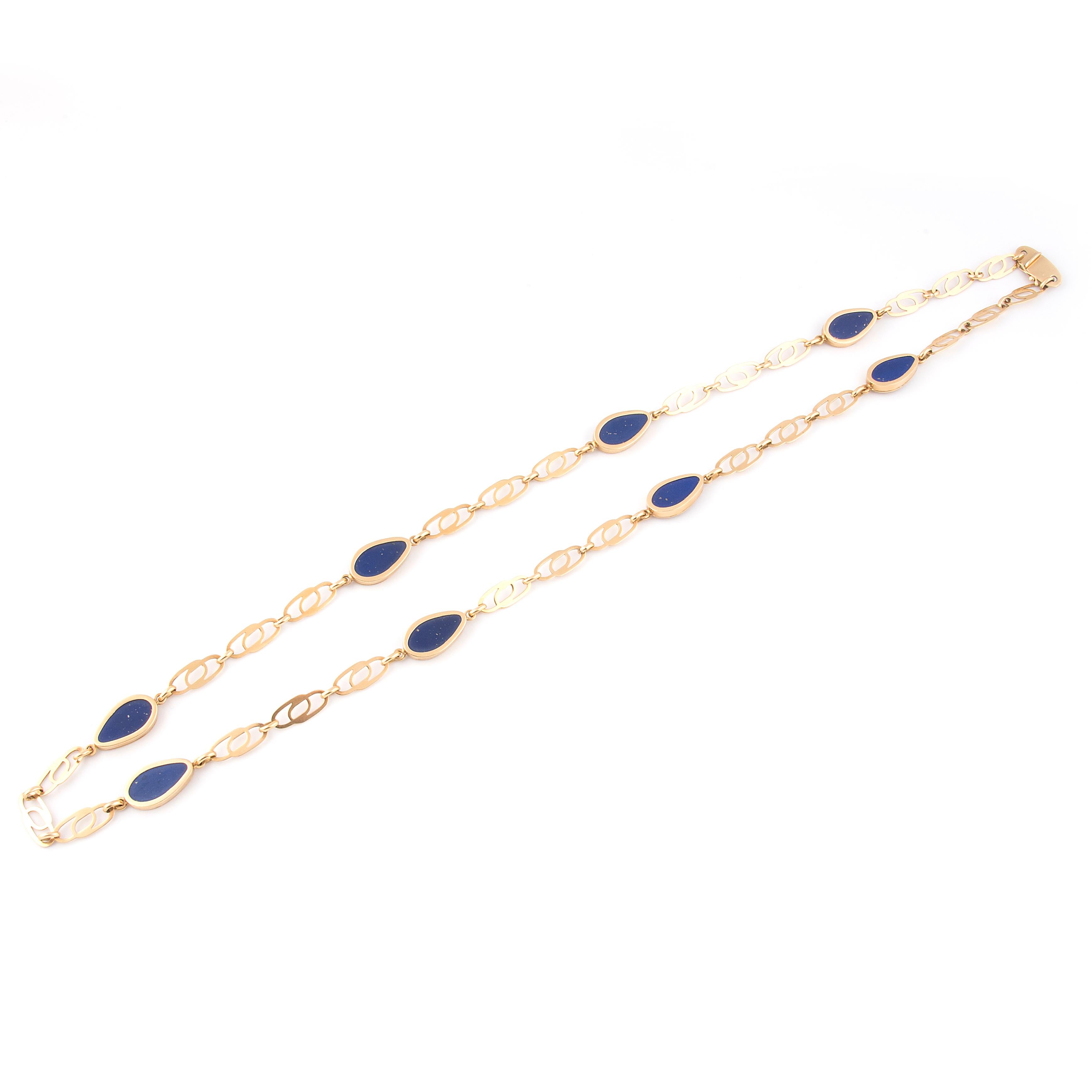 1970s long 'Sautoir' chain necklace by G. Vassellari, the 18k yellow gold links alternated by pear-shaped links set with Lapis Lazuli plaques
Signed G. Vassellari, Italian hallmarks, French import mark
Italian, 1970s