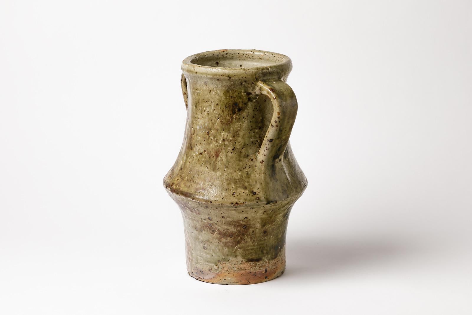 Vassil Ivanoff (1897-1973)

Élégant et rare vase en céramique de grès de l'artiste Vassil Ivanoff. 

Réalisé à La Borne:: vers 1960. 

Magnifiques et élégantes couleurs vertes et brunes de la glaçure de la céramique. 

Signé sous le socle :