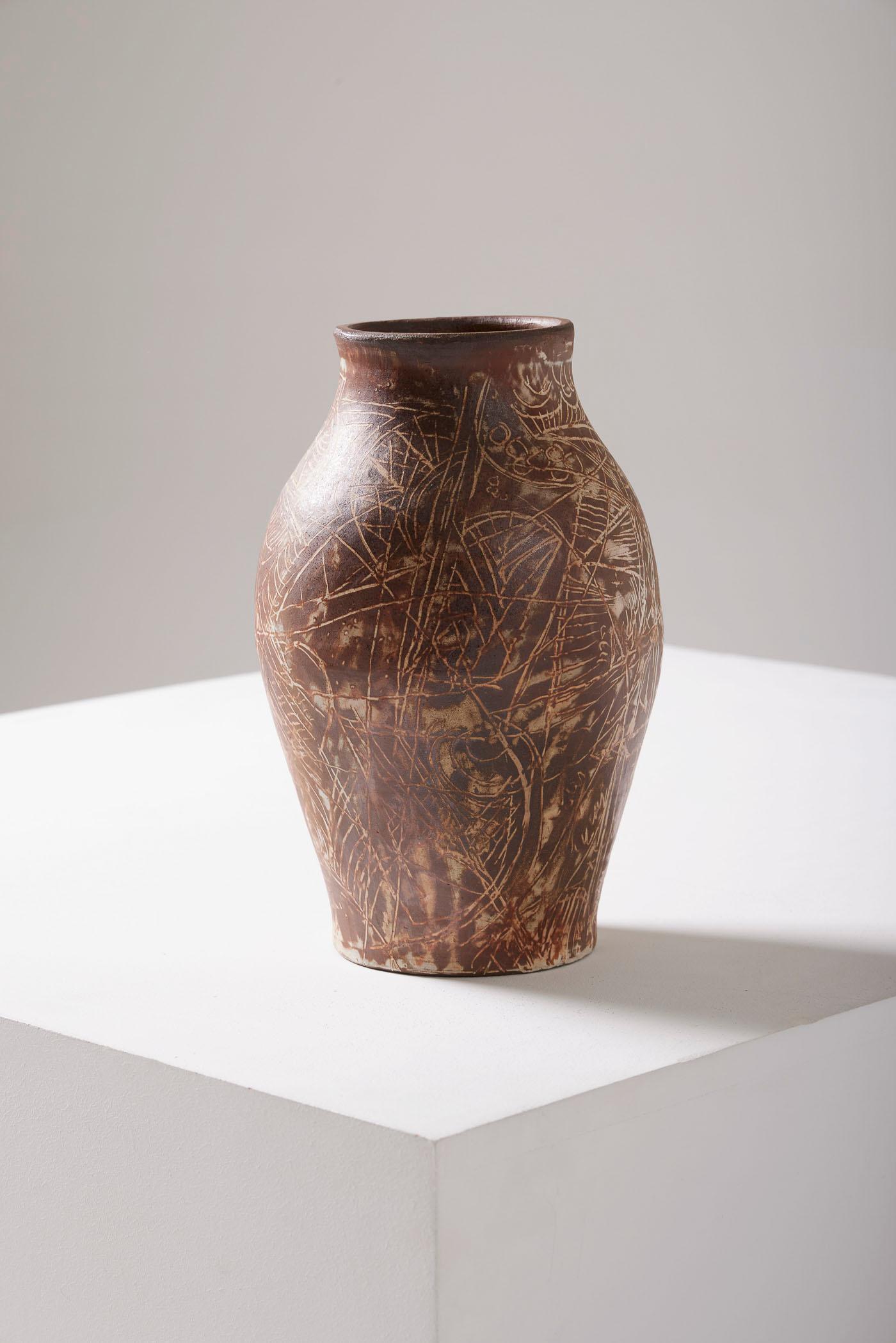 Stoneware vase by the ceramicist Vassil Ivanoff (1897-1976), dating from the 1960s. Since 1946, Vassil Ivanoff has worked in the renowned pottery village of La Borne. In very good condition.
LP1111