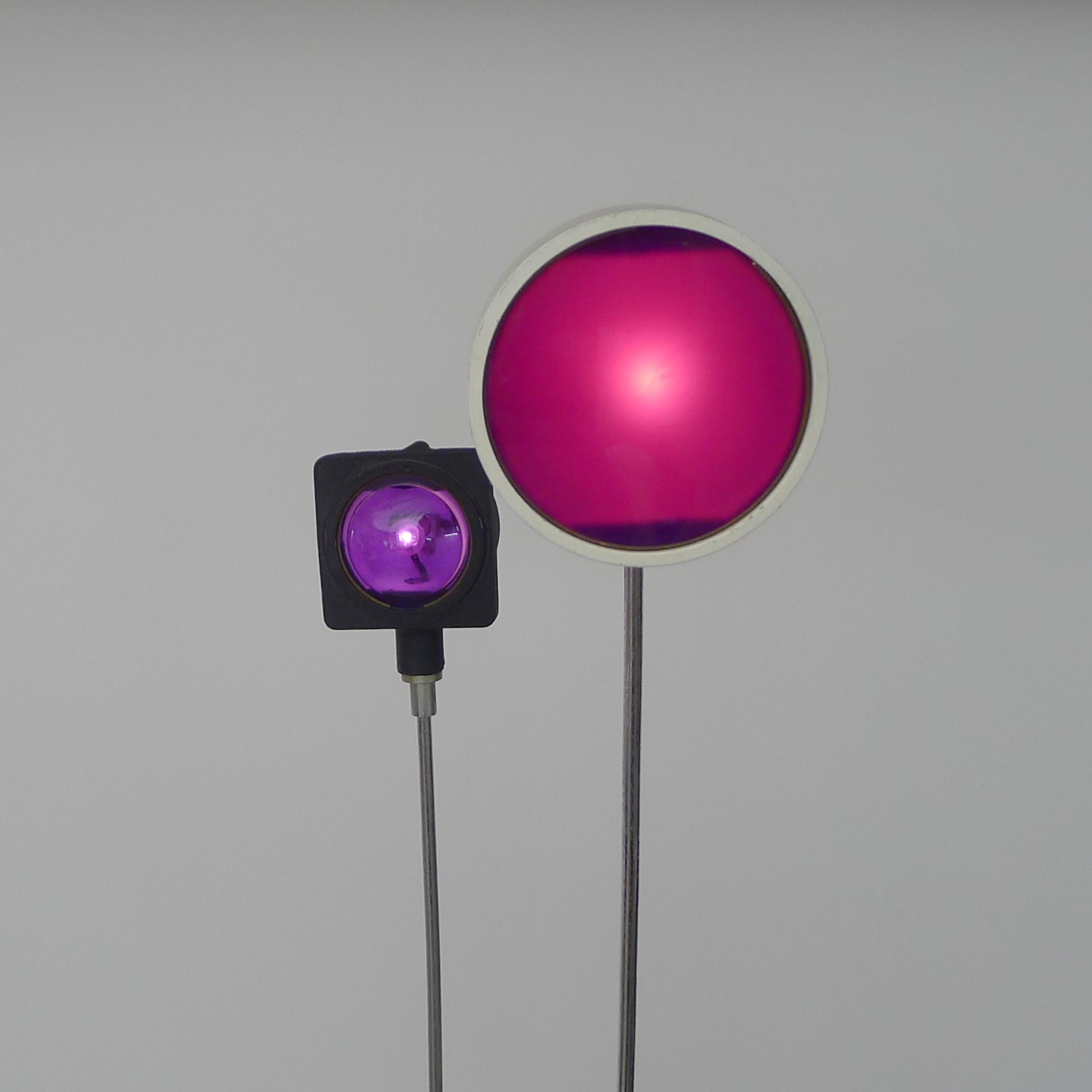 Vassilakis Takis (griego 1925-2019)
Lámpara de señales, Serie 2, nº 180, 1968
Base de aluminio pintado y lacado, dos soportes telescópicos de acero cromado, luces cuadradas y circulares con difusores acrílicos violeta y magenta. Cuando están