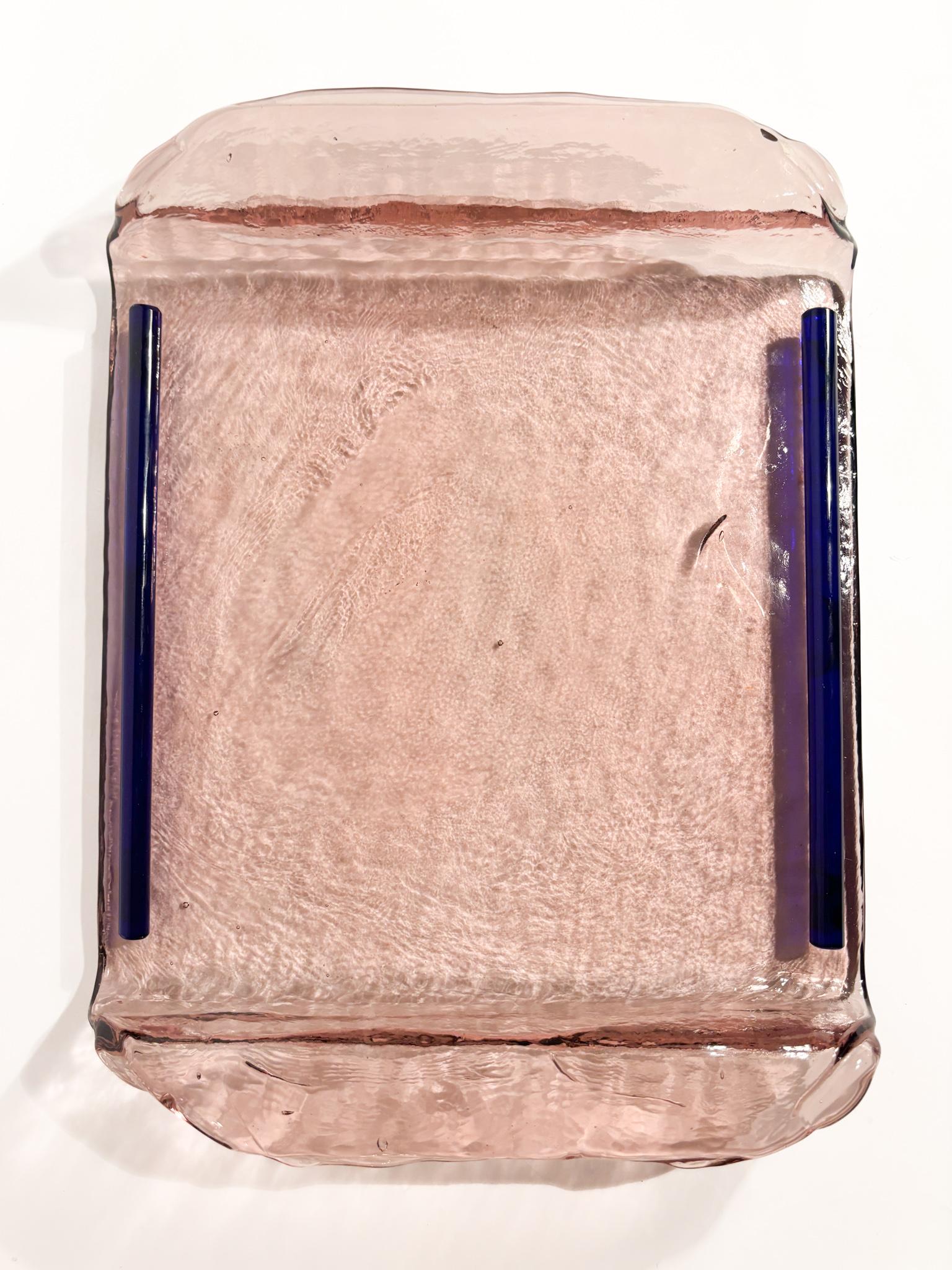Plateau rectangulaire de forme géométrique en verre de Murano soufflé à la main, réalisé dans les années 1980

Ø cm 36 Ø cm 28 h cm 6

Le verre de Murano est un type de verre d'art produit sur l'île de Murano, près de Venise, en Italie. Il est connu