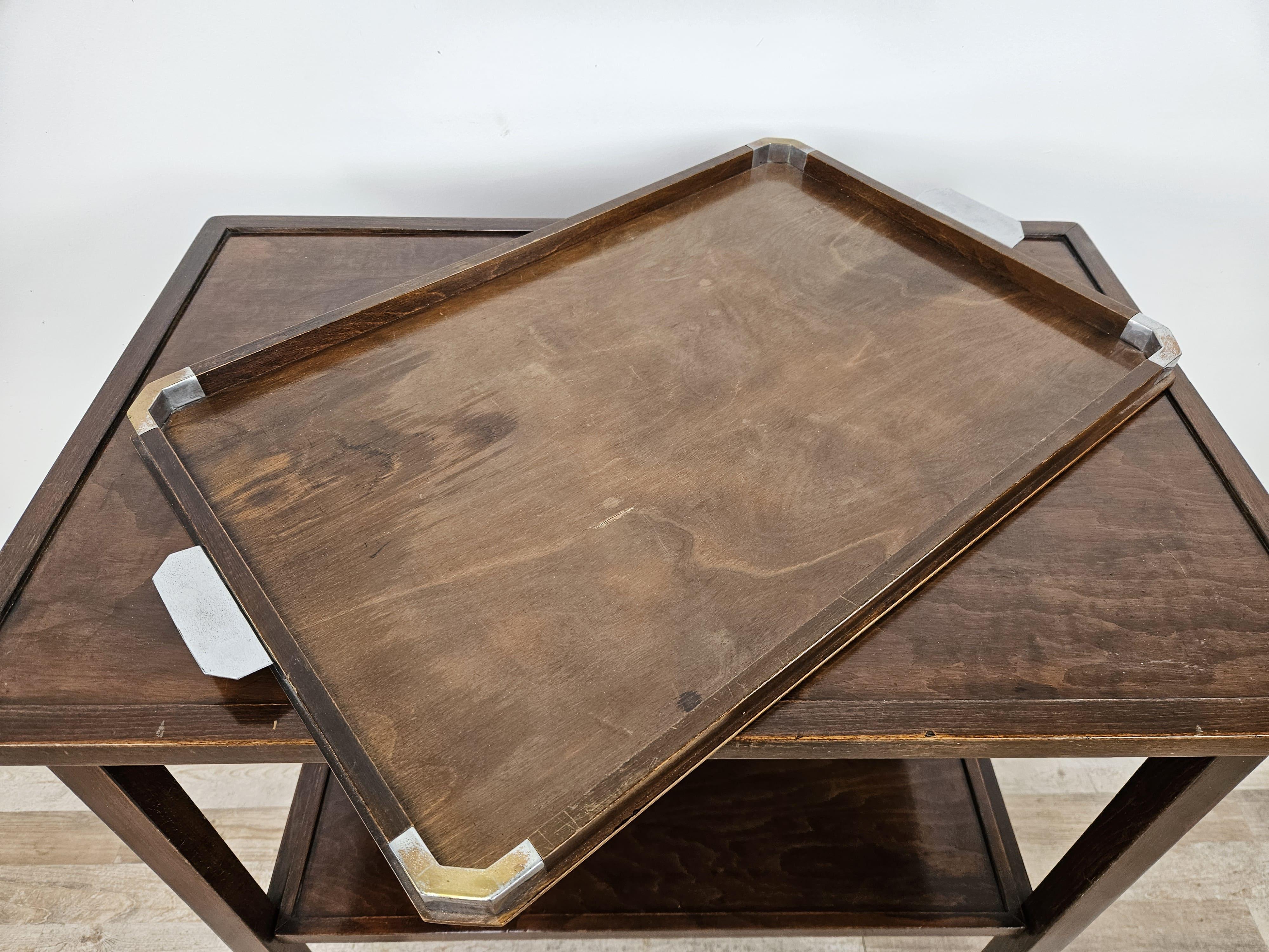 Bandeja Art Decó antigua de 1930 de F.A.D.A. Industria premiada de carpintería mecánica
F.lli Lobbia e C. Asiago Vicenza) en madera con esquinas y asas de metal.