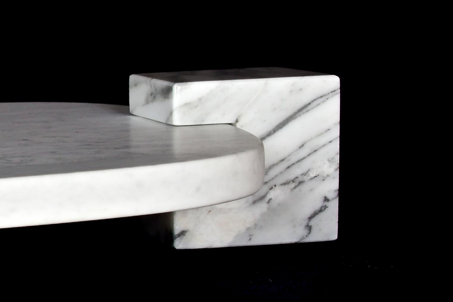 Italian Vassoio Cambio en marmo bianco Carrara avec manici en marmi différencié en vente
