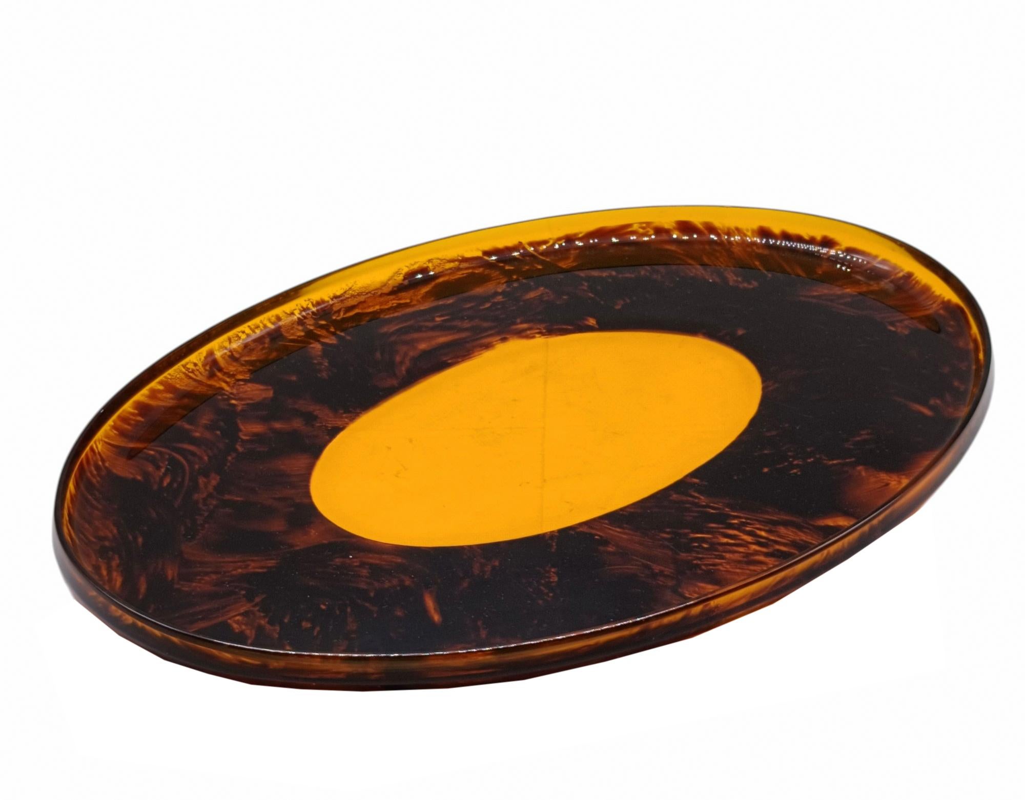 Magnifique plateau de service ovale en lucite jaune, bordure à effet et écaille de tortue, Italie, 1970. Production italienne.