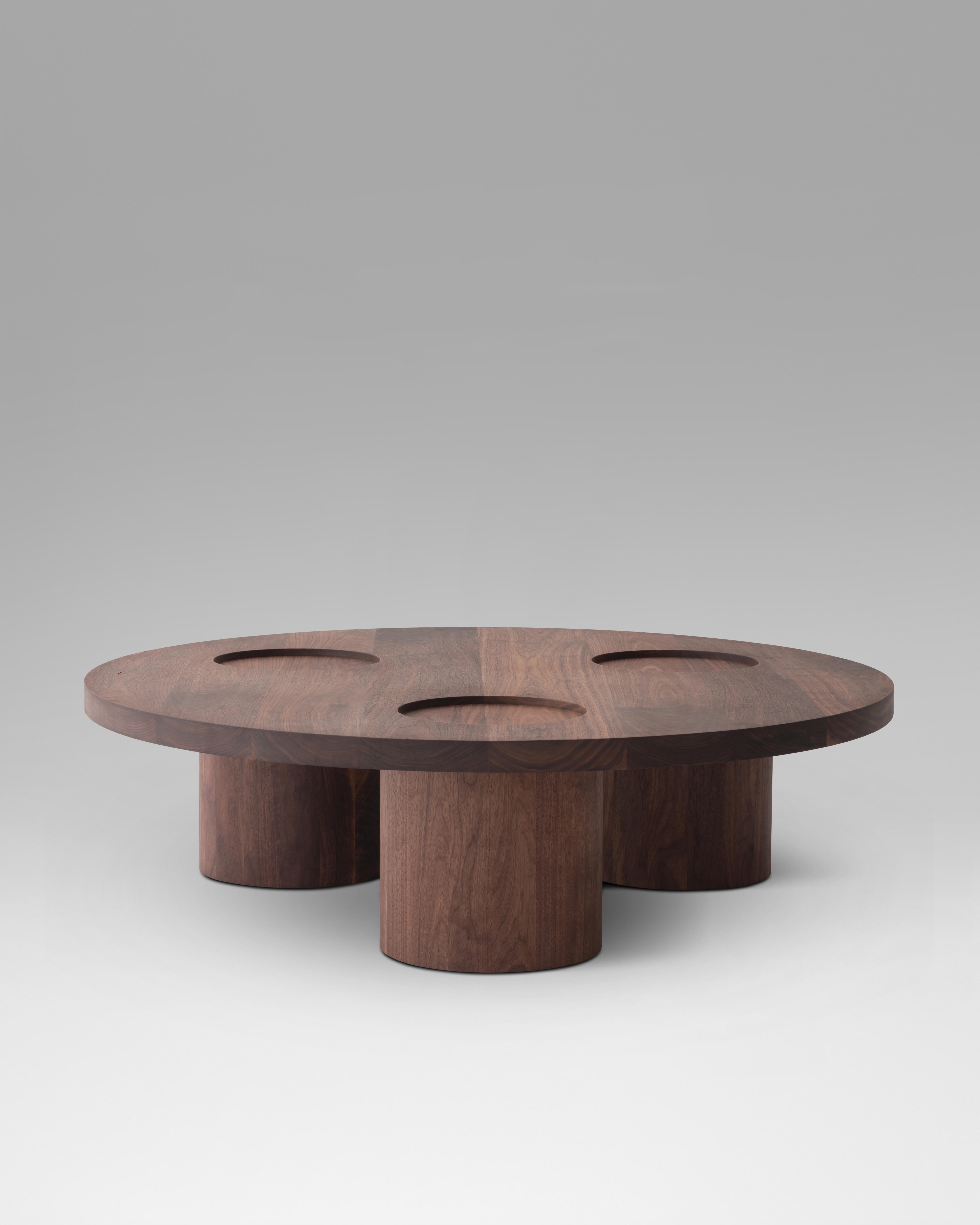 Der Vassoio Couchtisch bietet ein ausgewogenes Design mit seiner runden Massivholzplatte, die von drei zylindrischen Holzbeinen getragen wird. Seine minimalistische Form schafft eine klare, neutrale Ästhetik, die sich nahtlos in eine Vielzahl von
