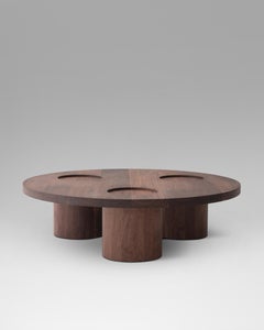 Table basse contemporaine Vassoio en noyer massif par Estudio Persona