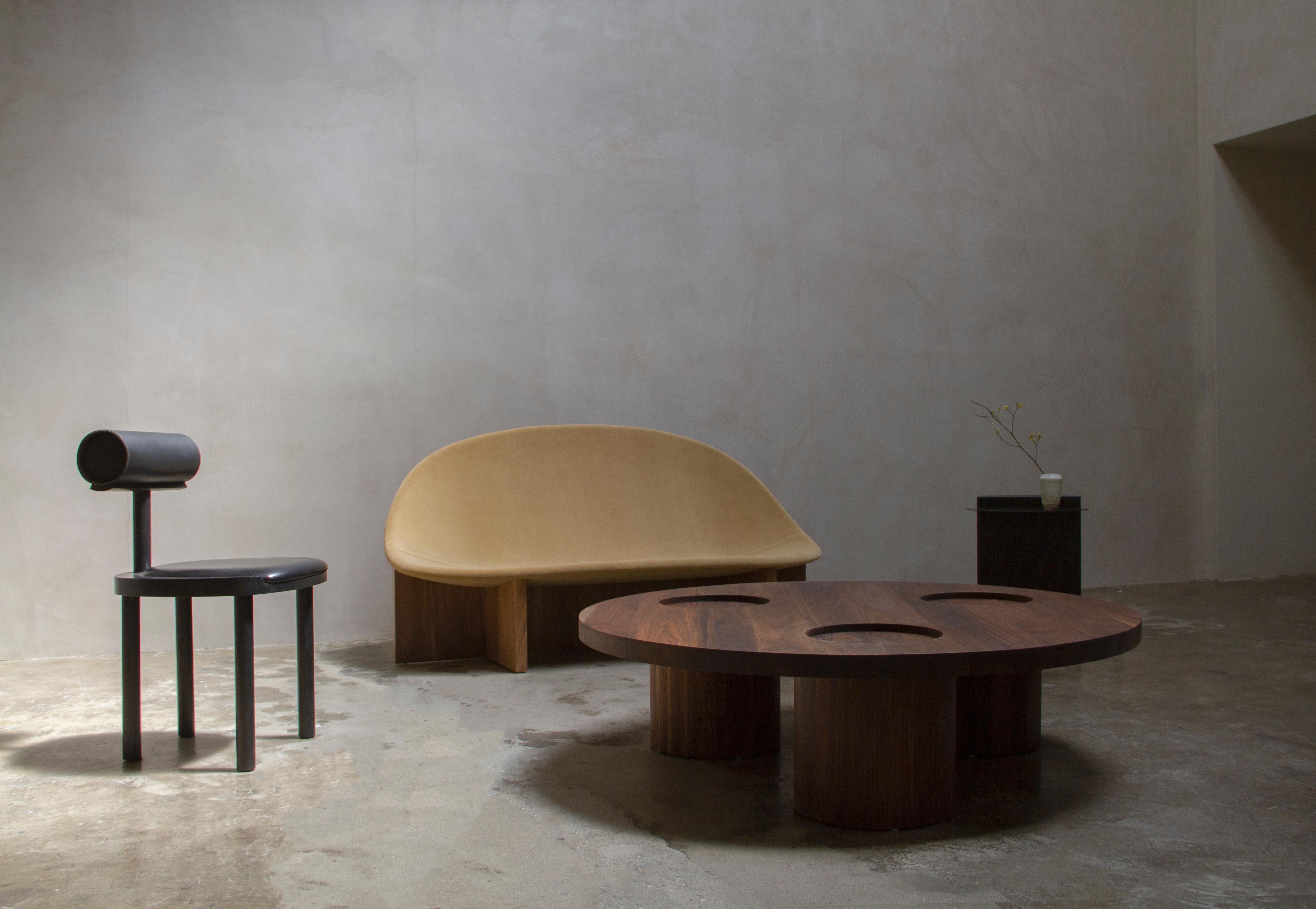 XXIe siècle et contemporain Table basse contemporaine VASSOIO en bois massif par Estudio Persona en vente