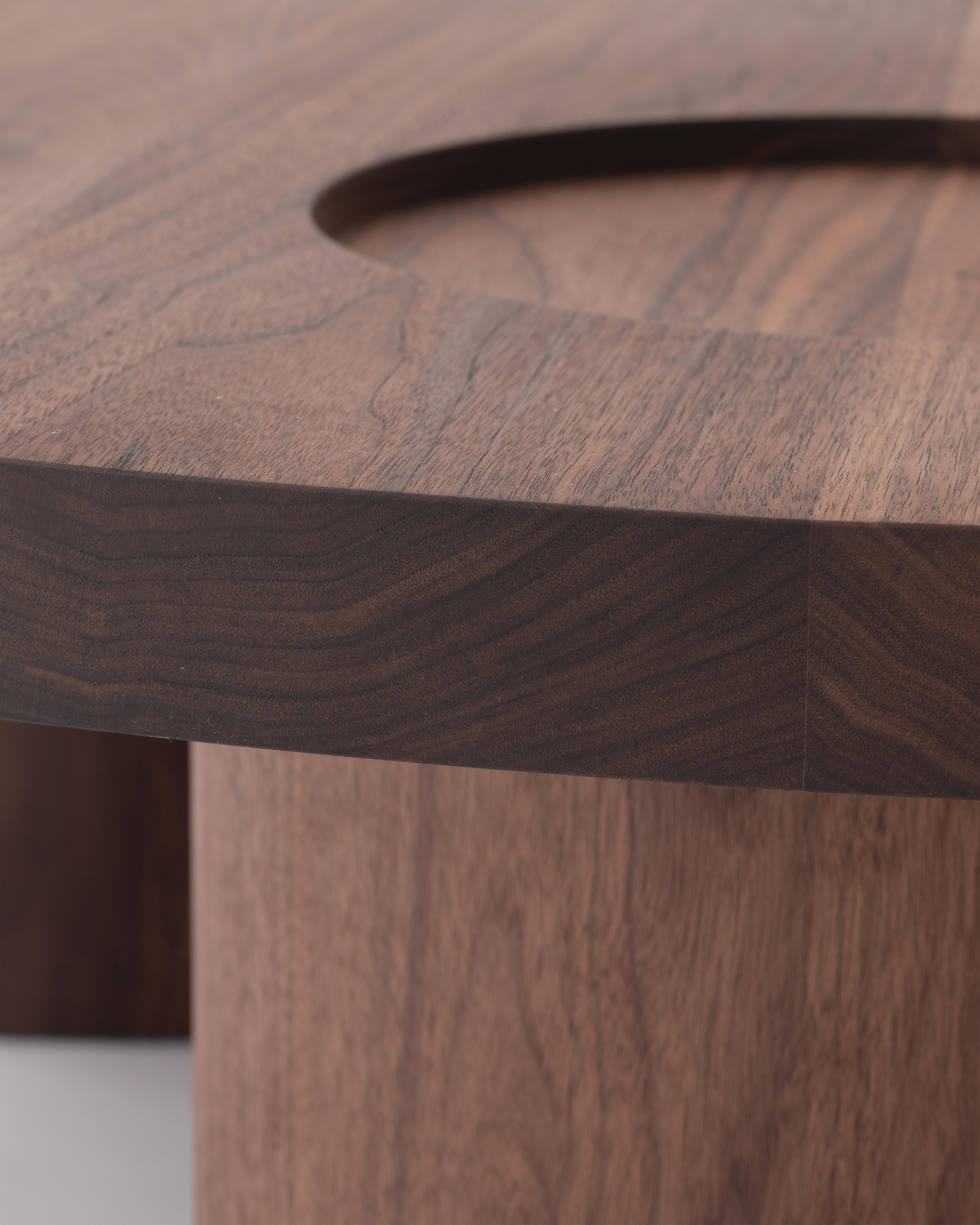 Vassoio Contemporary Couchtisch aus massivem Walnussholz von Estudio Persona (Handgefertigt) im Angebot