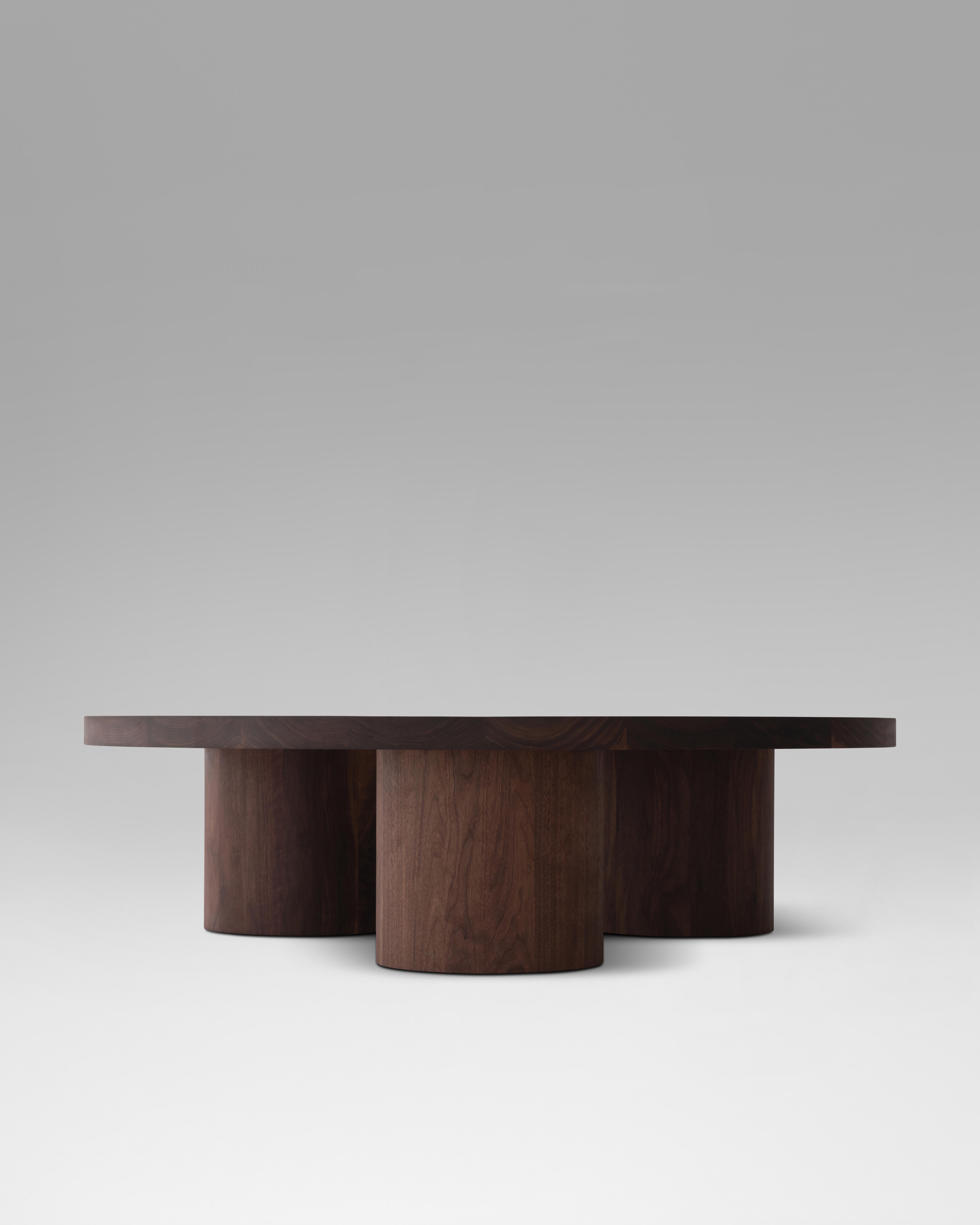 Vassoio Contemporary Couchtisch aus massivem Walnussholz von Estudio Persona (amerikanisch) im Angebot