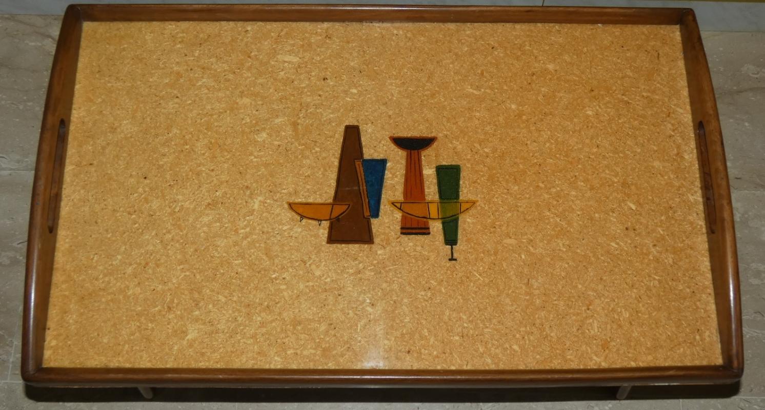 Strato / Tavolino realizzato in legno e con strato superiore in formica.
Les pieds sont en acier et se bloquent grâce à un mécanisme en métal.
Completamente restaurato in modo conservativo e senza cambiarne i materiali. Il conserve le charme de