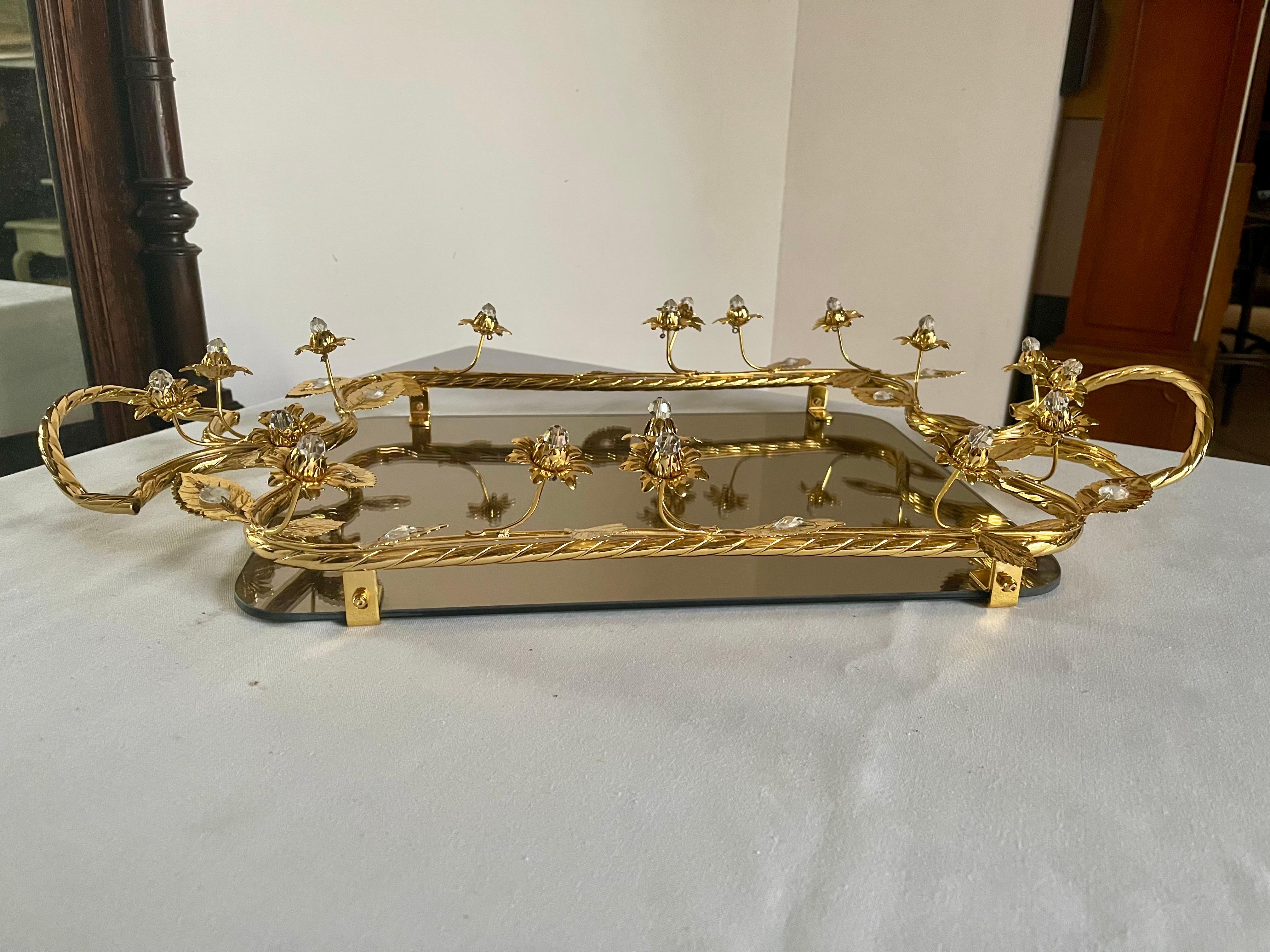 Vassoio di lusso in metallo dorato con finiture floreali e base a specchio in vendita 2