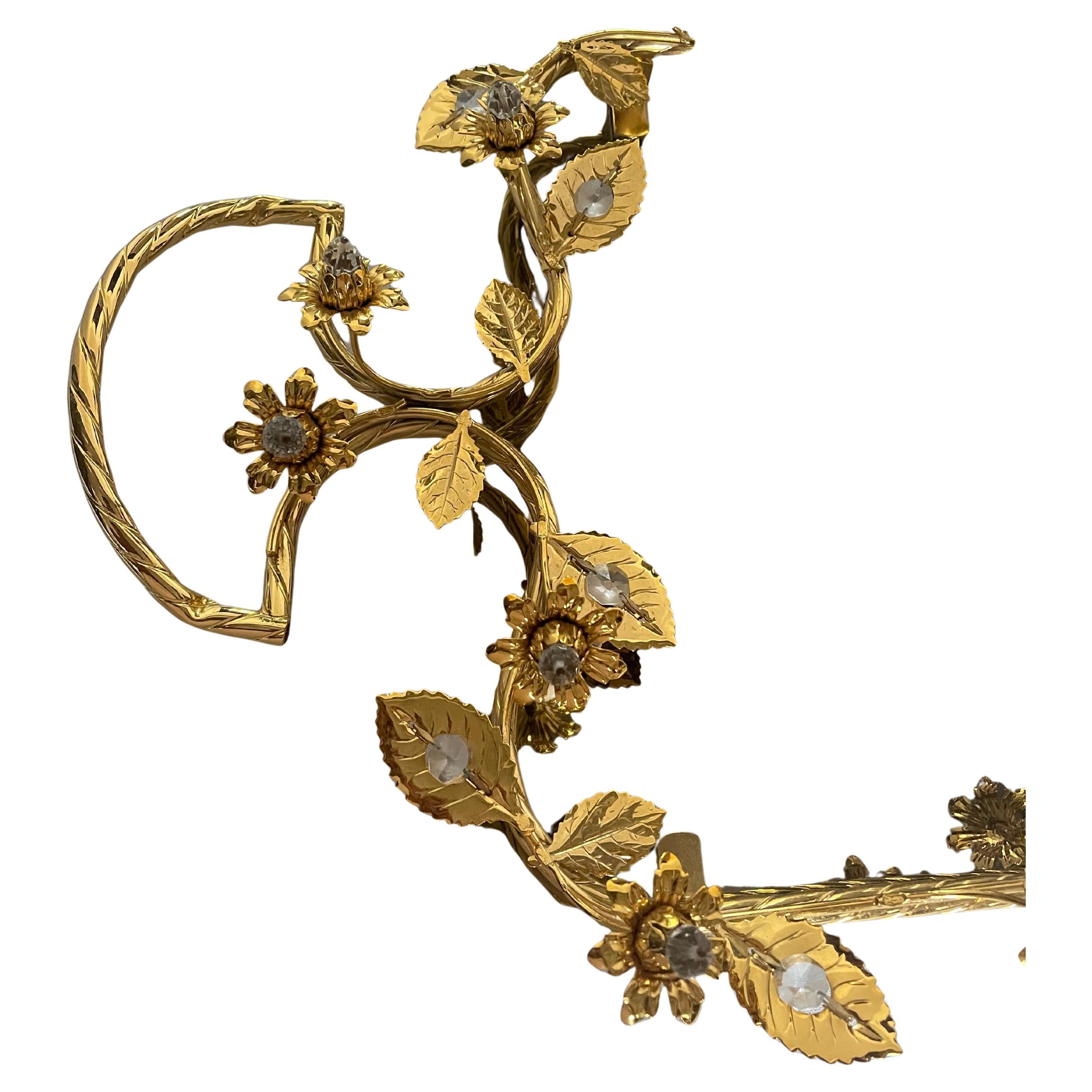 Vassoio di lusso in metallo dorato con finiture floreali e base a specchio 