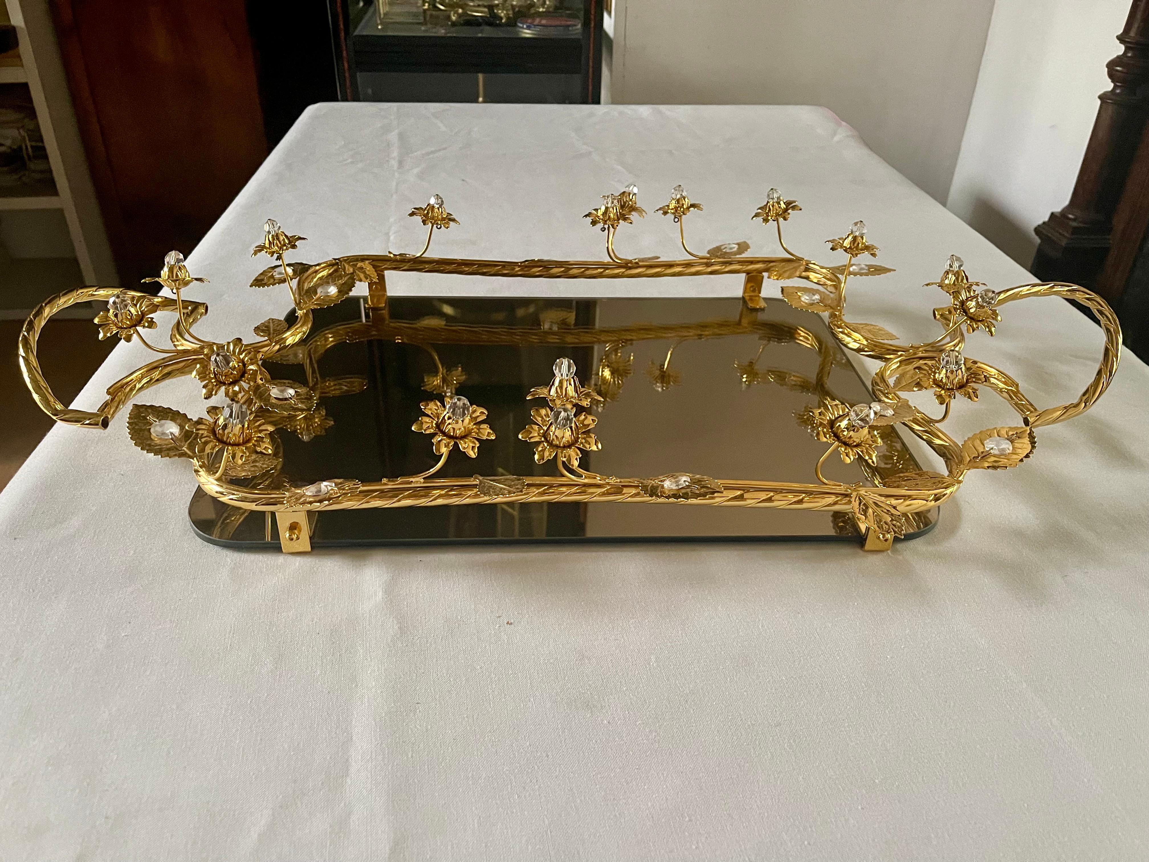 Altro Vassoio di lusso in metallo dorato con finiture floreali e base a specchio in vendita