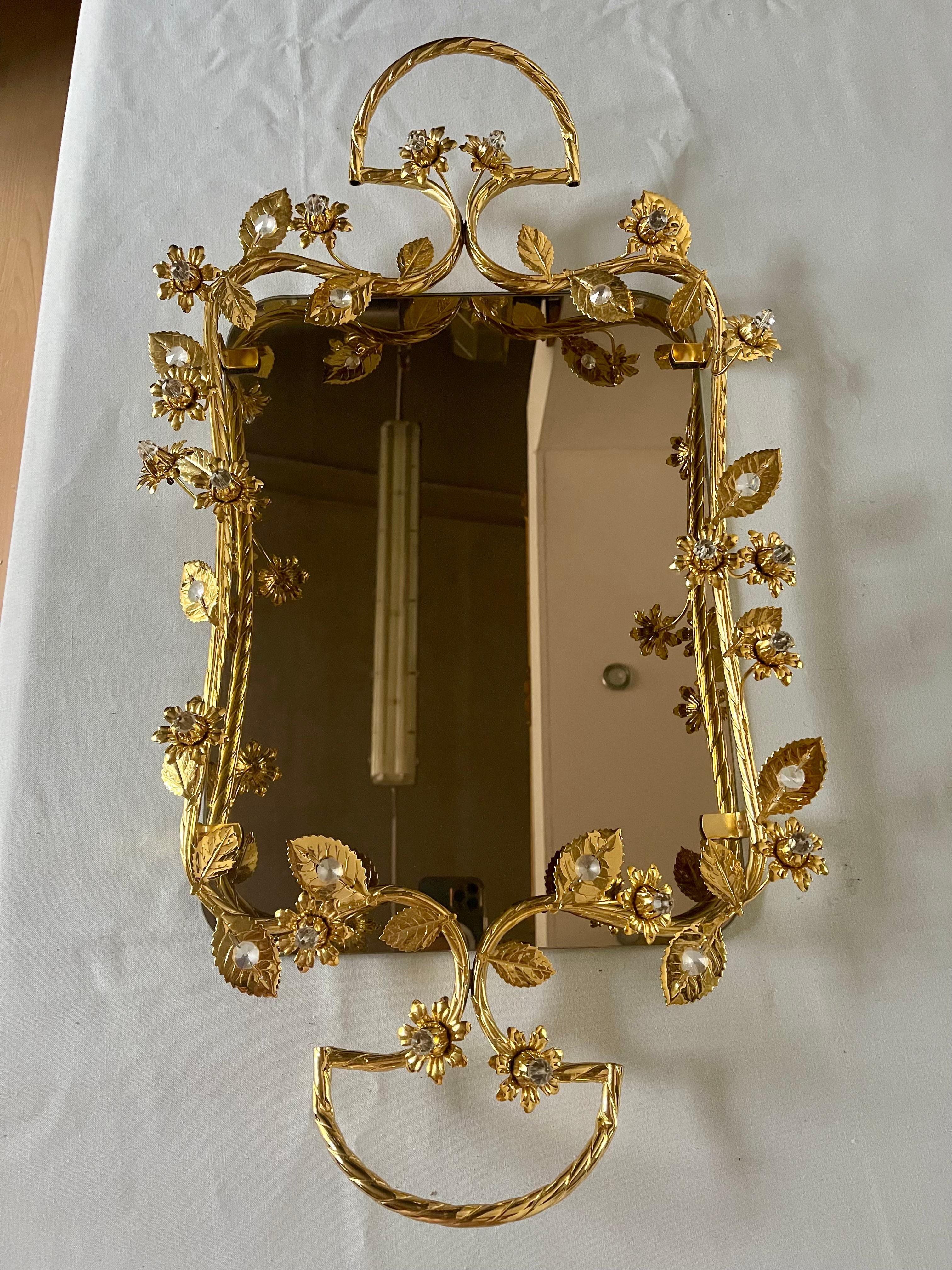 Italian Vassoio di lusso in metallo dorato con finiture floreali e base a specchio in vendita