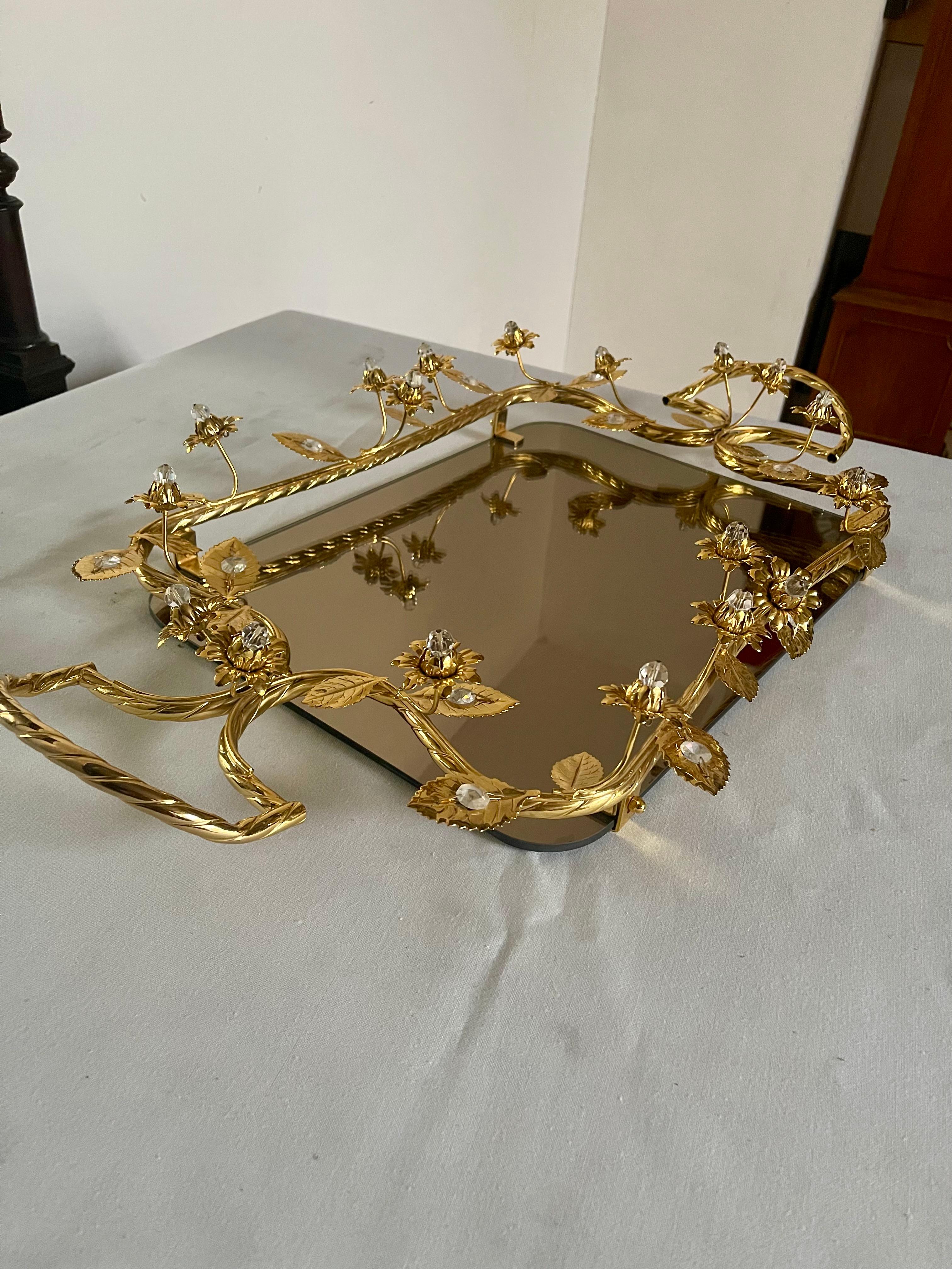 Fatto a mano Vassoio di lusso in metallo dorato con finiture floreali e base a specchio in vendita
