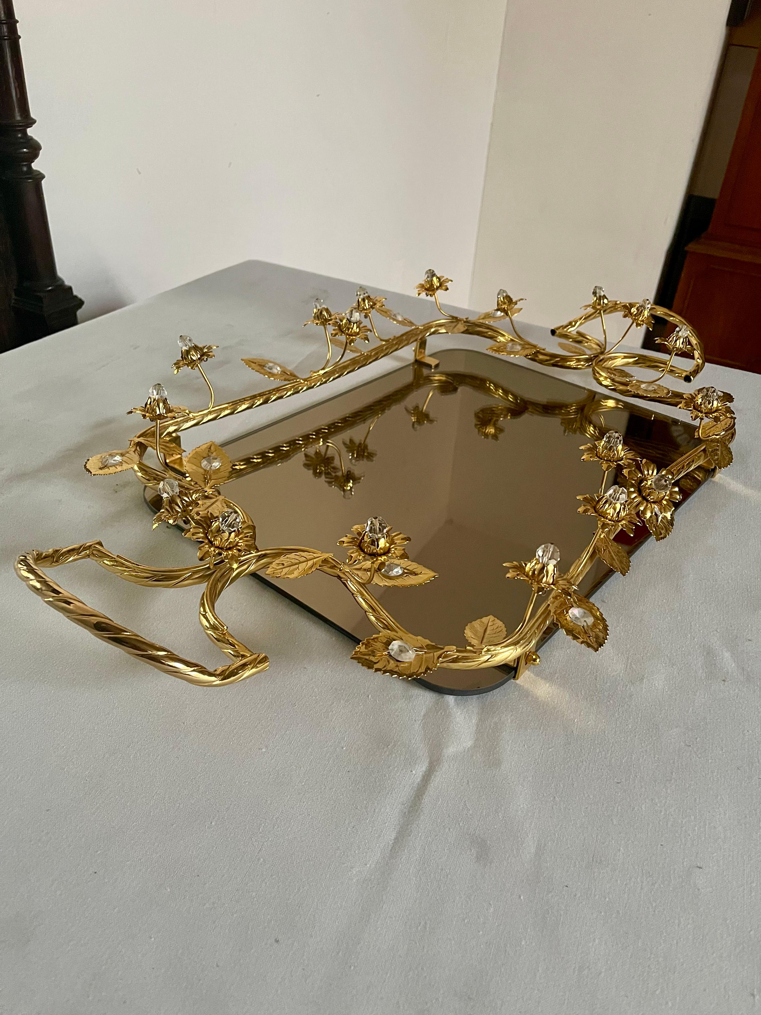 Vassoio di lusso in metallo dorato con finiture floreali e base a specchio In condizioni buone in vendita a Cantù, IT