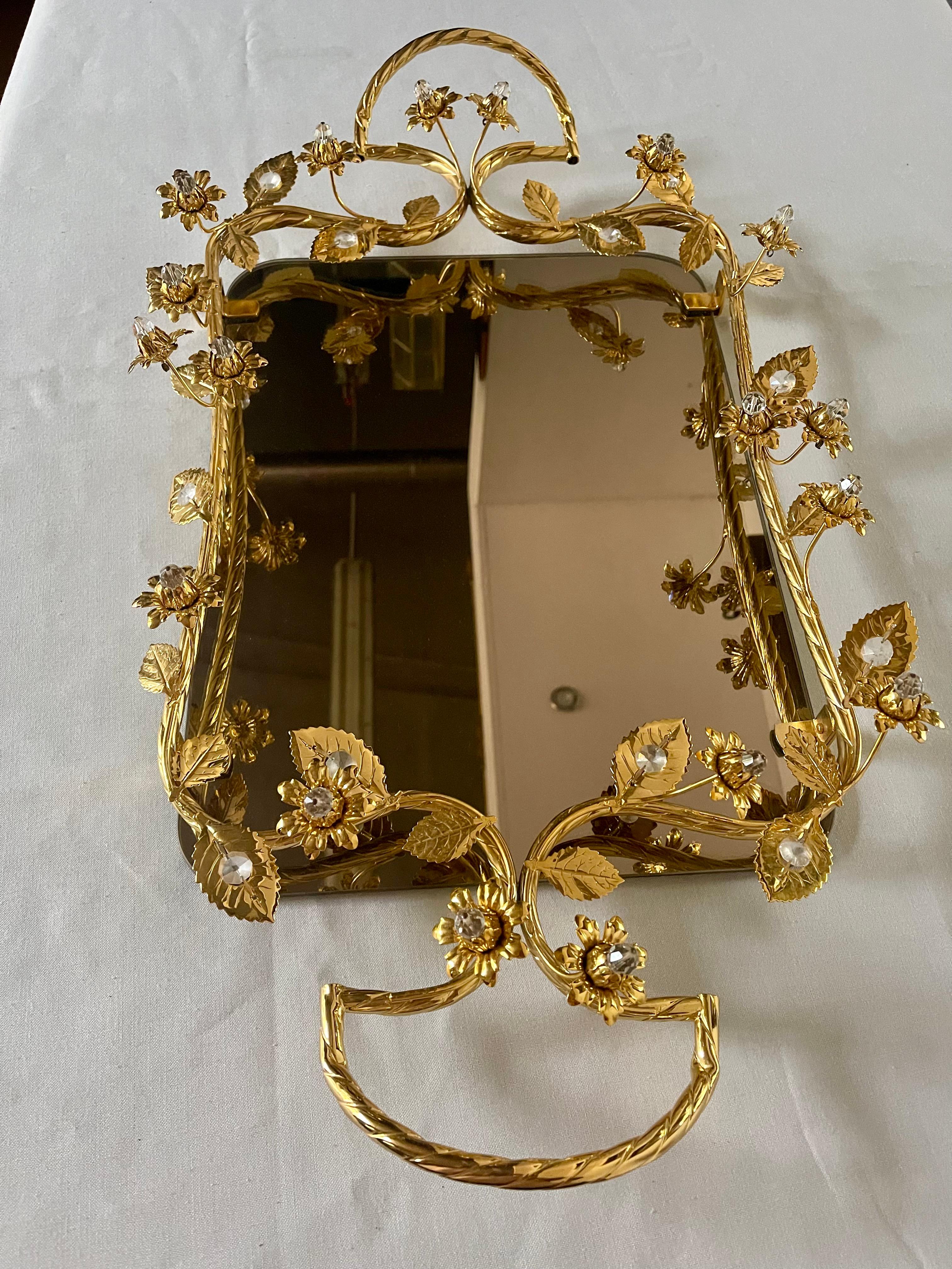 20th Century Vassoio di lusso in metallo dorato con finiture floreali e base a specchio in vendita
