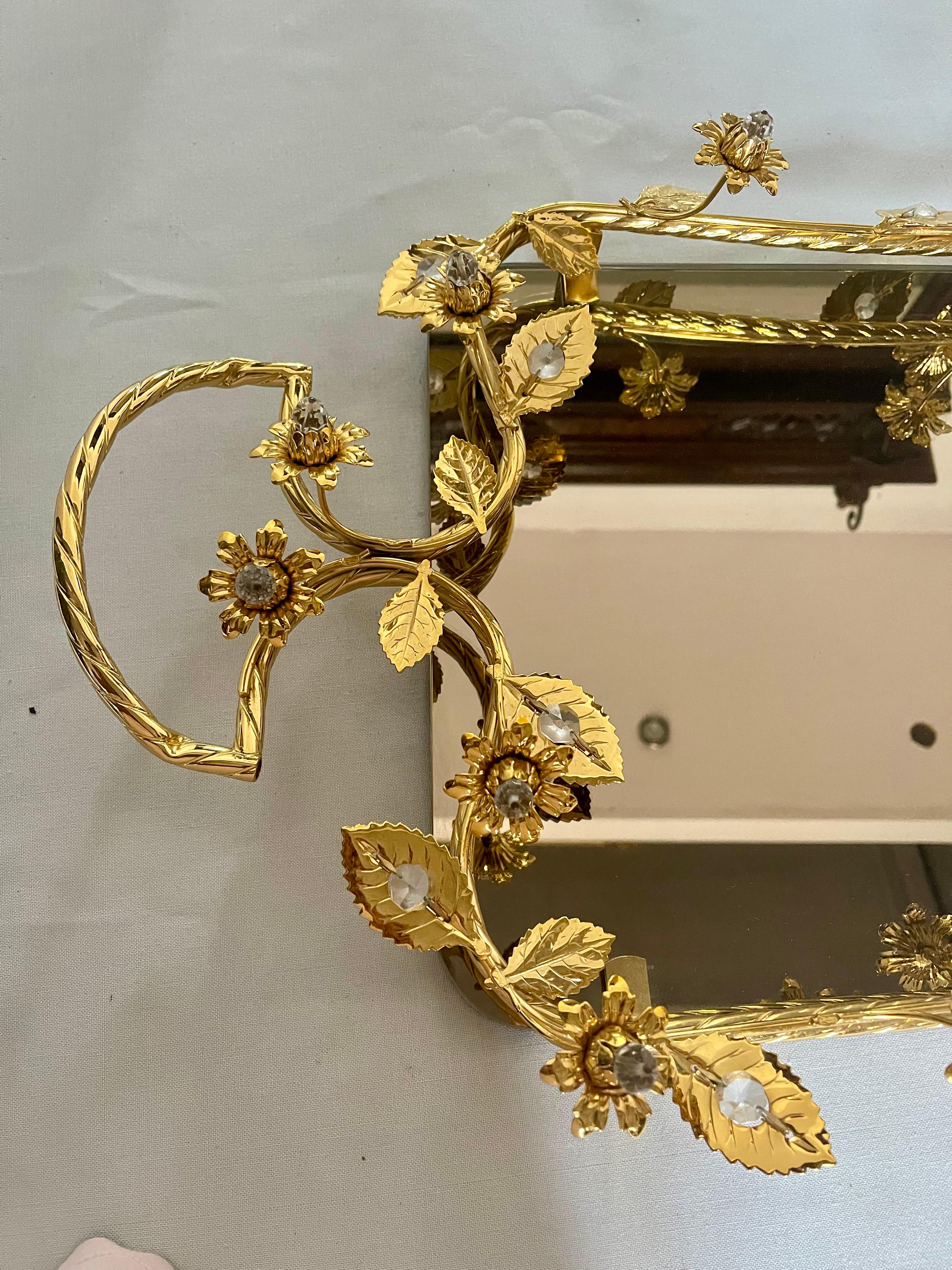 Vassoio di lusso in metallo dorato con finiture floreali e base a specchio in vendita 1