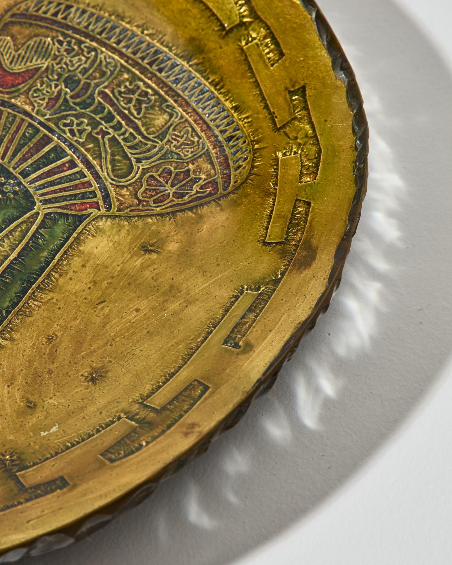 Elegantes ovales, abgeschrägtes Glastablett, auf der Rückseite graviert und bemalt.
Das mit Gold und polychromen Emaillen ausgeführte Dekor zeigt drei stilisierte Vasen, die mit geometrischen und figurativen Motiven angereichert sind. Ein