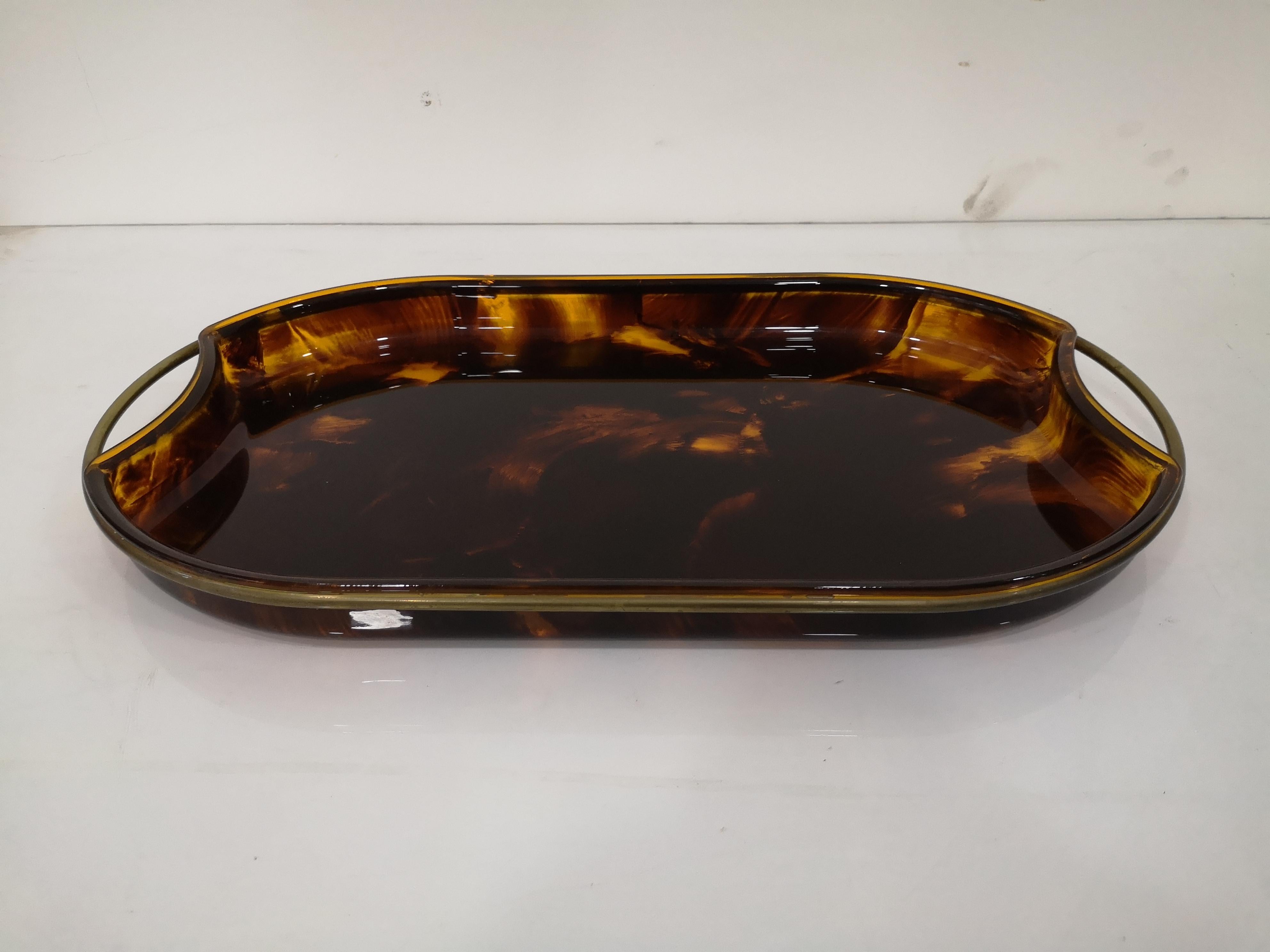 Oval serving tray made of acrylic glass and tortoise effect with brass handles
1970s attributed to Guzzini
