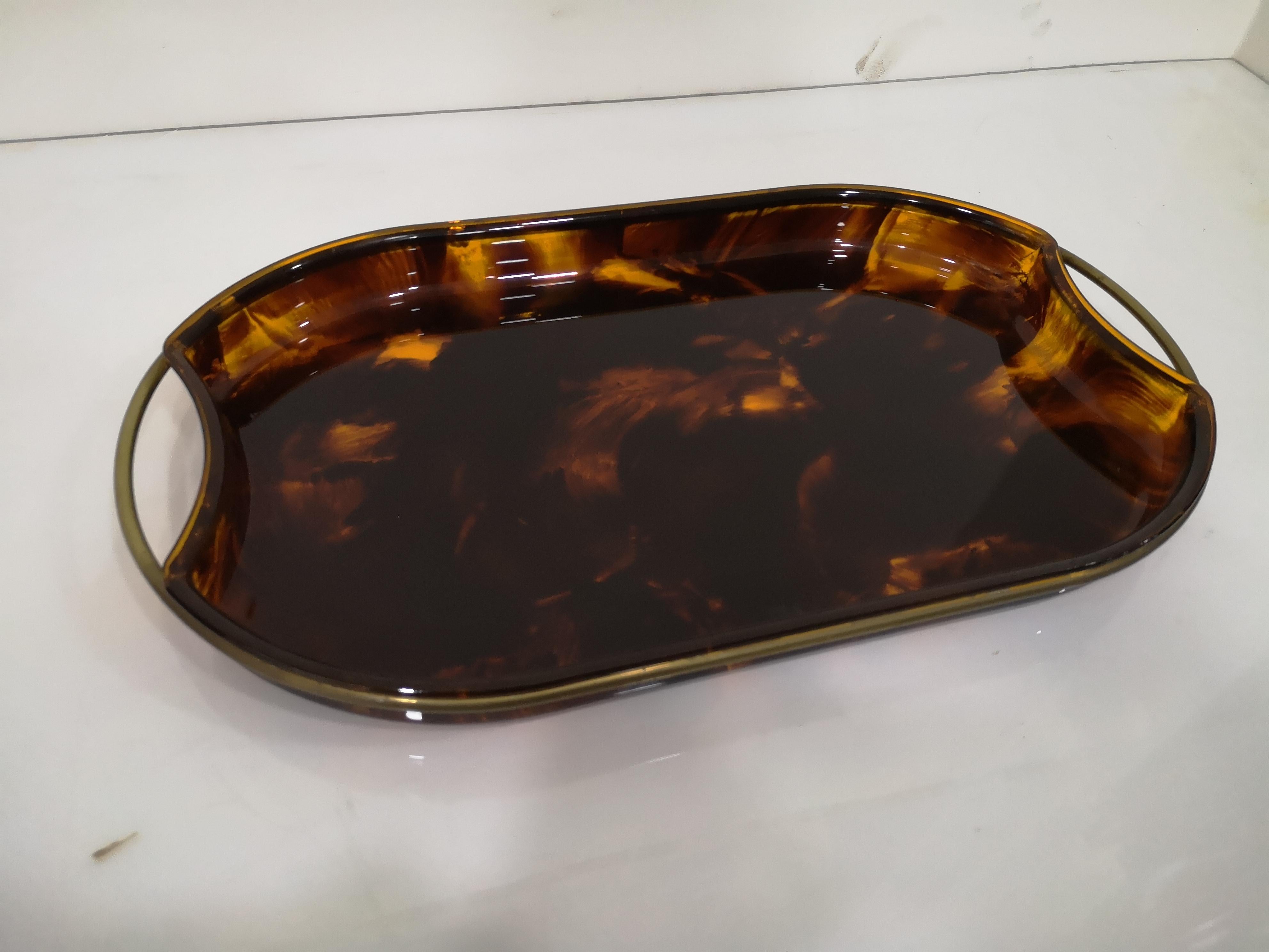 Italian oval brass and tortoise effect acrylic glass tray 1970s  In Good Condition For Sale In Catania, IT