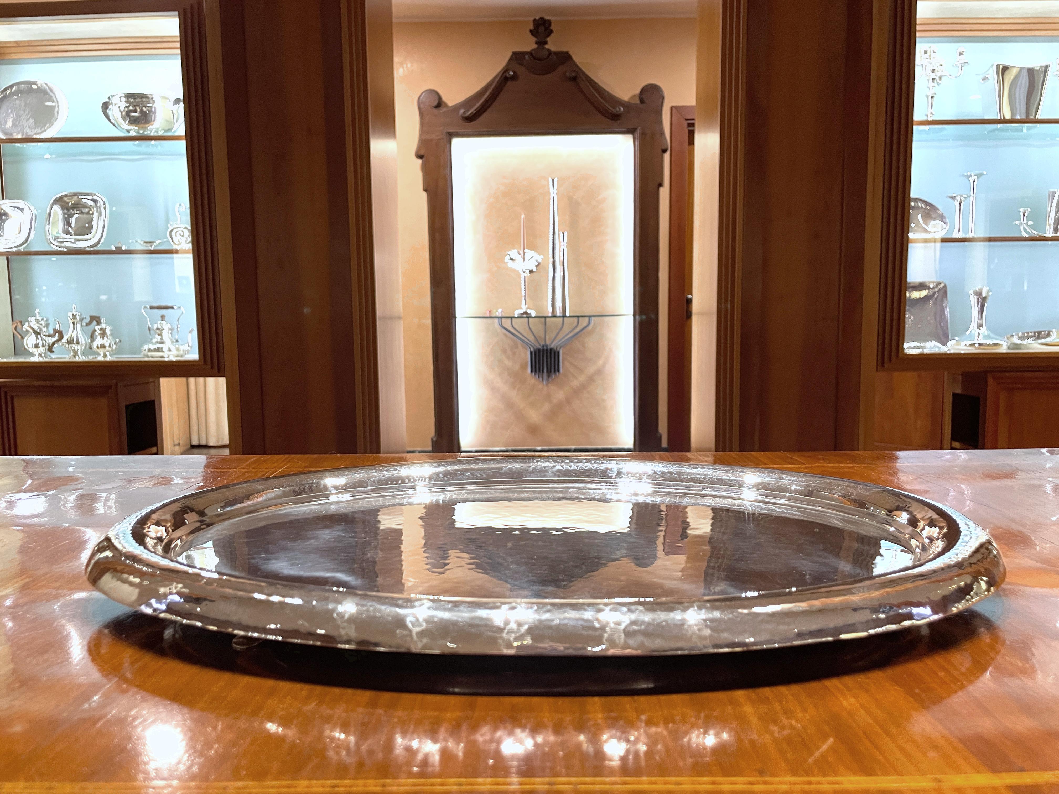 Vassoio ovale in argento 800
Lunghezza 48 cm
Larghezza 34 cm
Peso 970 g
Produttore Fani - Firenze - Italia

Particolare vassoio ovale con 4 piedini invisibili che lo tengono sollevato di 2 cm dal tavolo per permettere una comoda presa infilando le