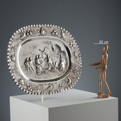 Plateau ovale en argent repoussé, Manufacture de Paris, France, début du XXe siècle