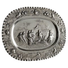 Plateau ovale en argent repoussé, Manufacture de Paris, France, début du XXe siècle