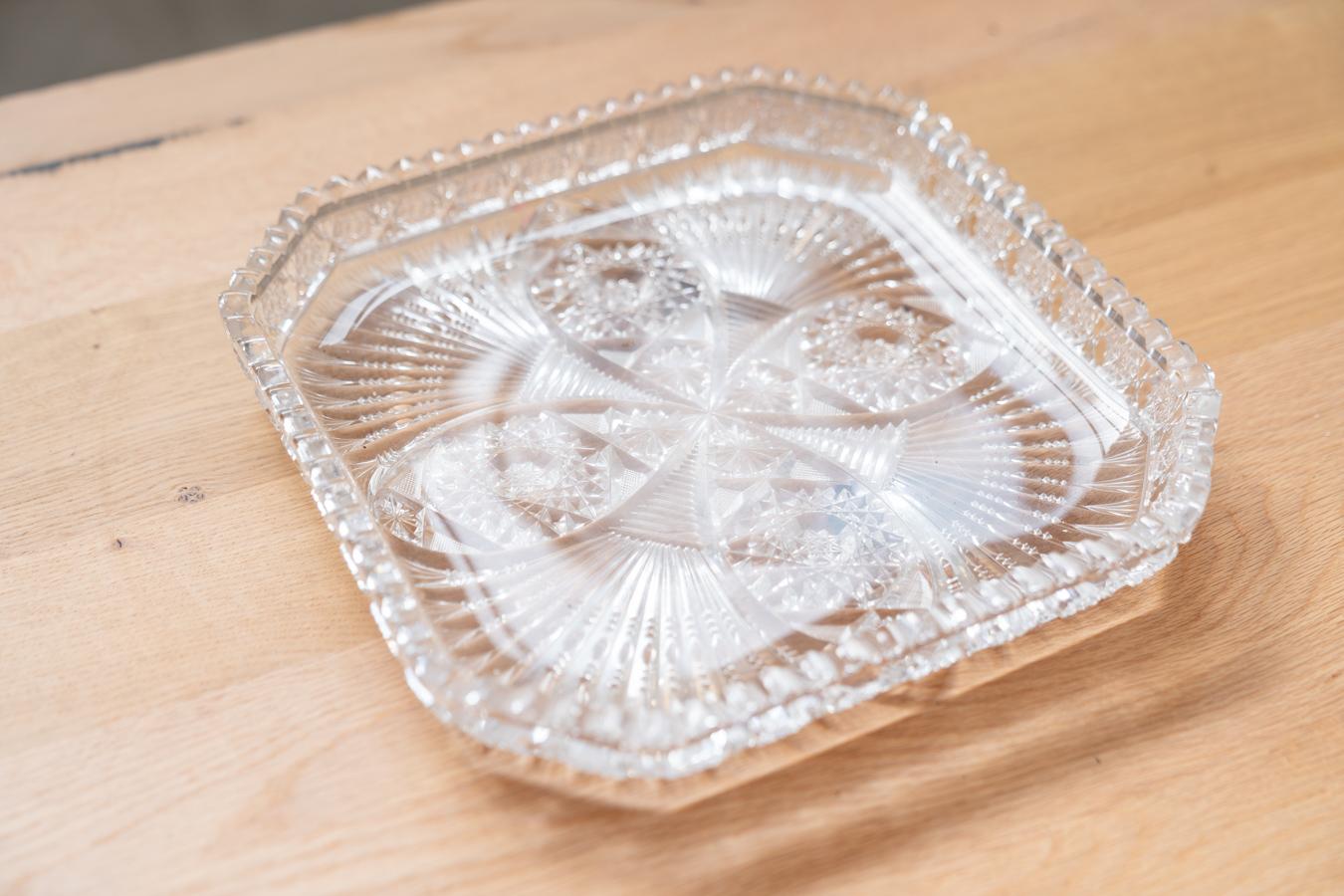 Square Bohemian crystal tray, hand-carved.     
H4.5 x W29 x D9 - Kg0.5   
Materiali
Crystal
Color
Transparent
Weight range
Lightweight - Under 40 kg
Detailed conditions
Very Good - This vintage/antique item has no defects, but may show slight