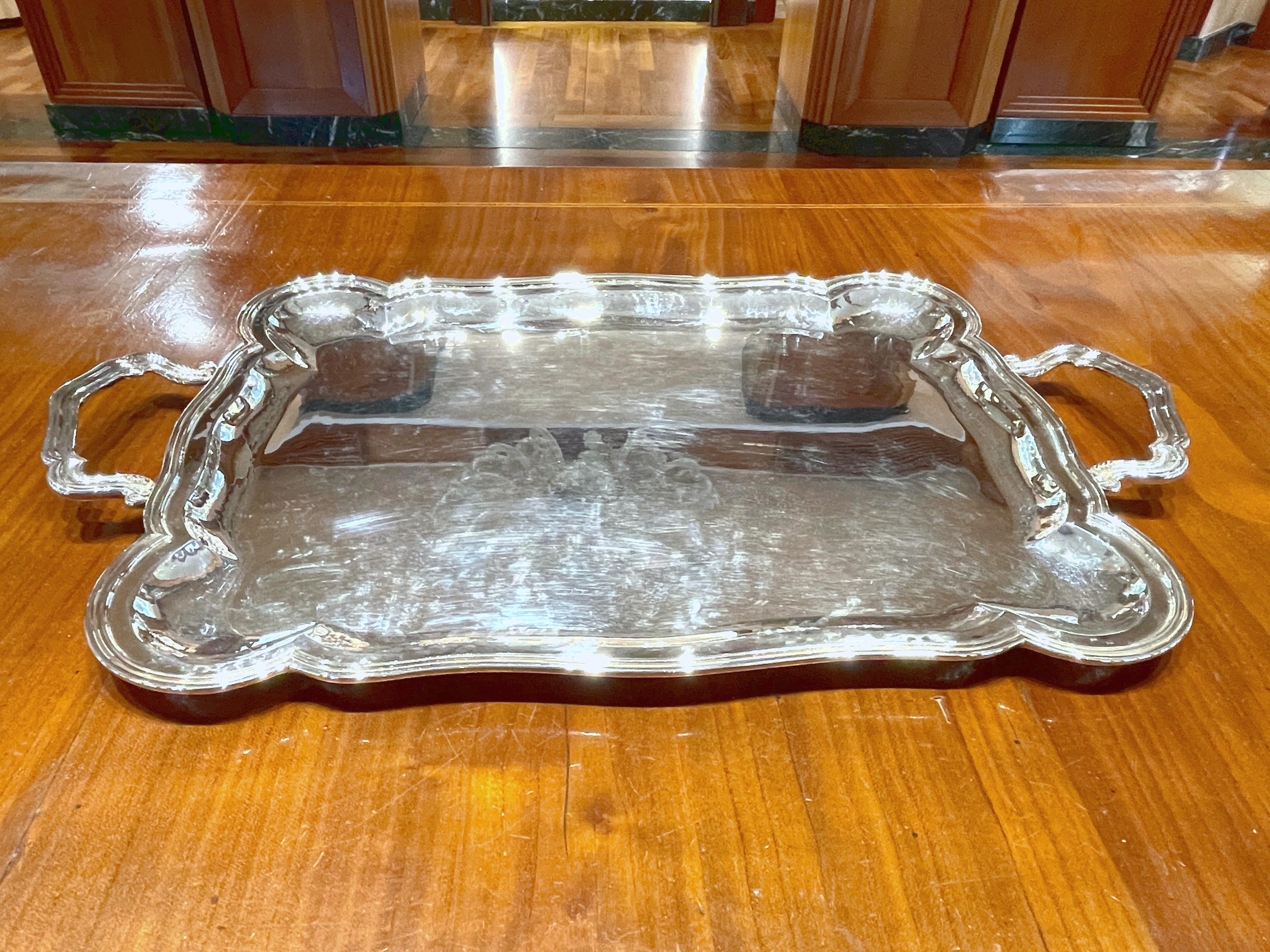 Vassoio rettangolare con manici in argento 800
Lunghezza incluso i manici 45 cm
Larghezza 26,5 cm
Peso 860 g
Fatto a mano in Italia 
Produttore Lovi - Vicenza - Italia

Robusto vassoio in stile Luigi XV con manici, costolato con leggerissima