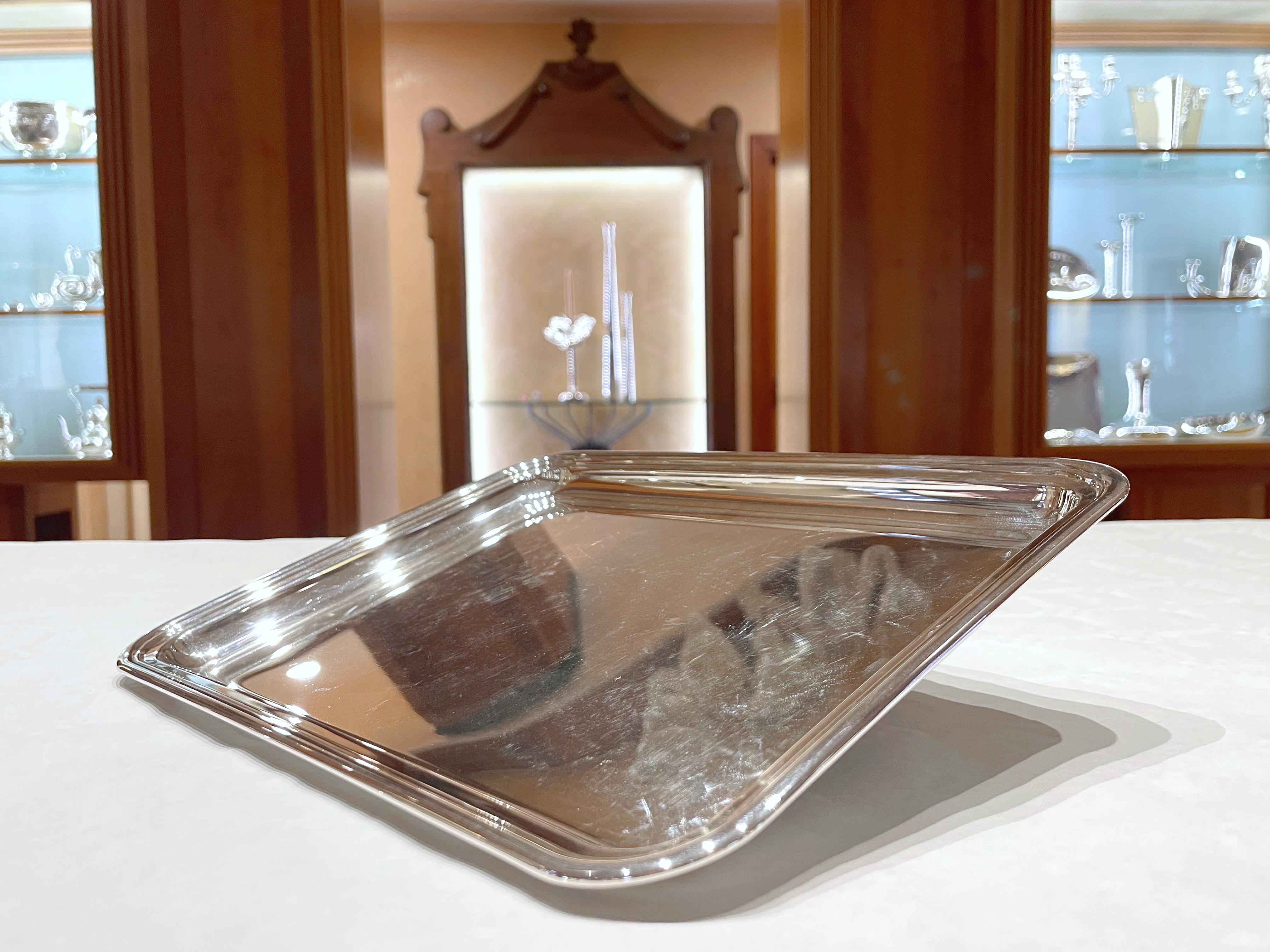 Vassoio rettangolare senza manici in argento 800
Larghezza 28 cm
Lunghezza 21 cm
Peso 403 g
Produttore Zaramella - Padova - Italia

Lineare vassoio rettangolare senza manici, robusto e con cornice a doppio bordo leggermente arrotondato e ribattuto