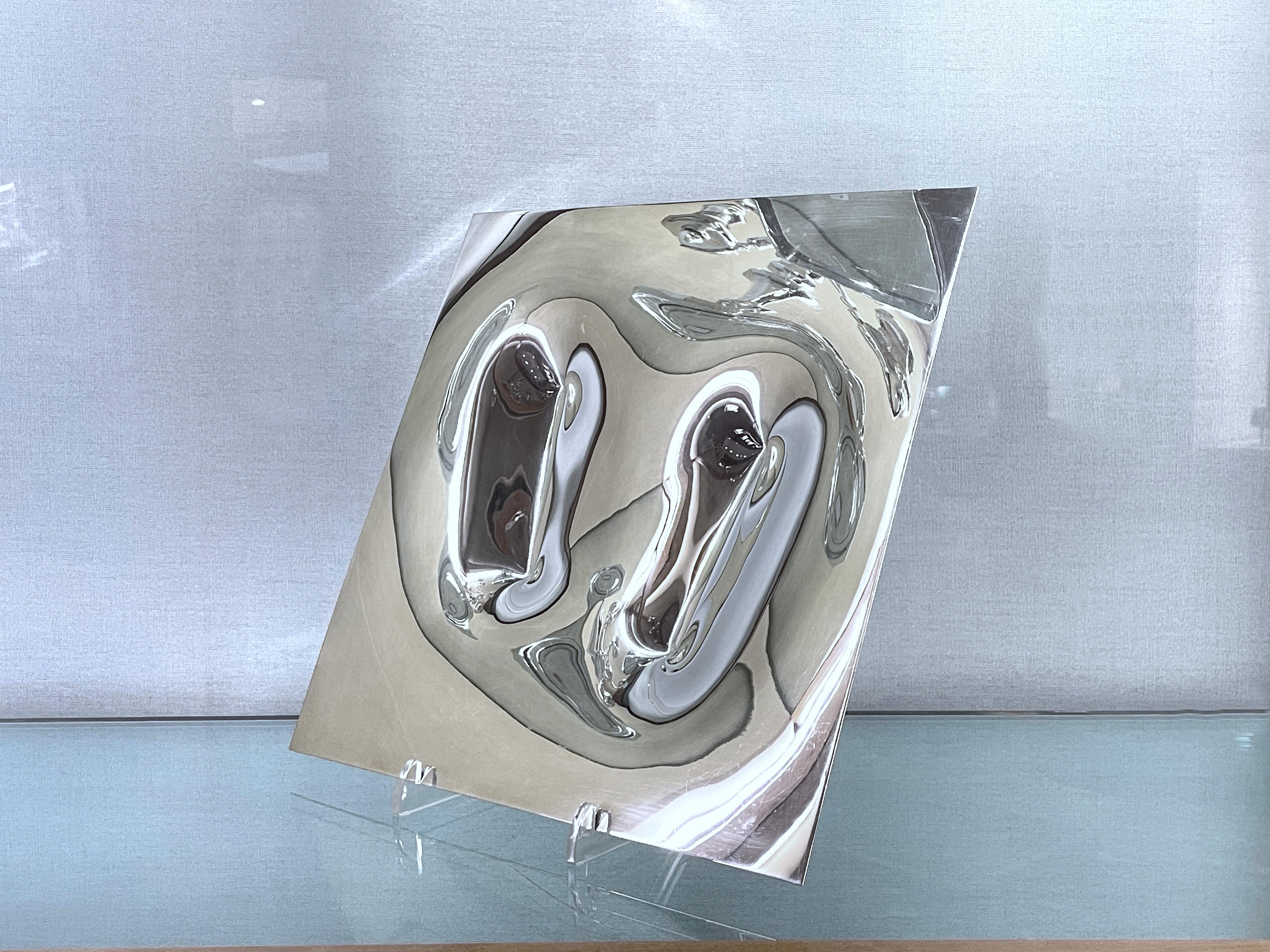 Vassoio Taj De Vecchi Milano 1935 in argento sterling 925 
Misure 30,5 x 30,5 cm 
Altezza 2 cm
Peso 920 g
Referenza ATT07

Il vassoio Taj, un pezzo iconico in cui concavità e convessità coesistono nello stesso oggetto.
Un elemento di design prodotto