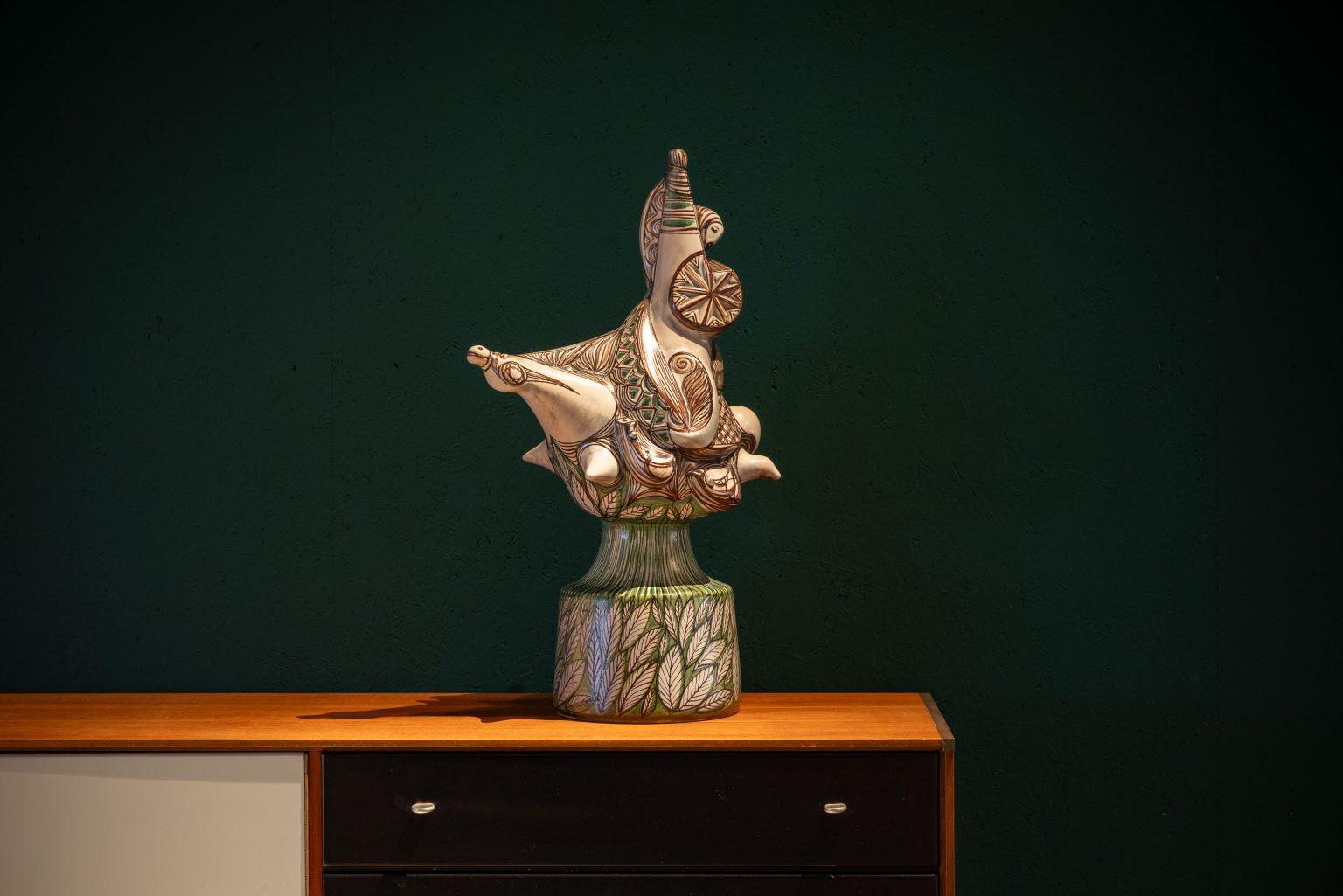 Questa straordinaria scultura in ceramica, creata da Vassura a Faenza nel 1976, è un vero capolavoro unico nel suo genere. Con la sua sorprendente composizione astratta espressionista, questo pezzo grande e imponente riflette l'esplorazione